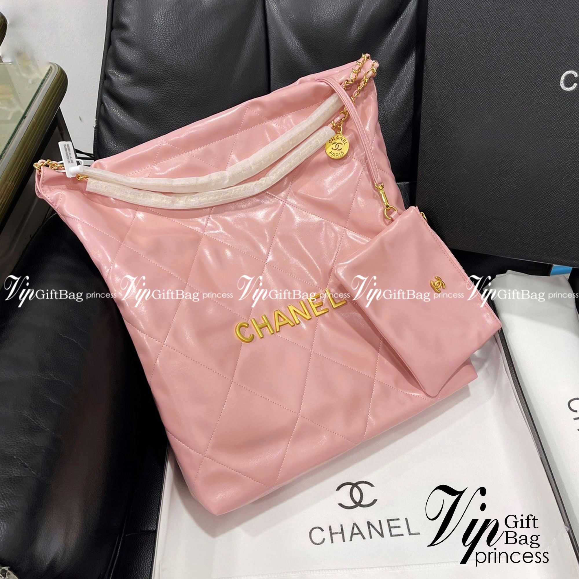 Chanel ss22 Logo CC shopping tote / Chanel 22 handbag มาแรงที่สุดในตอนนี้ก็คือรุ่นนี้เลย ใช้งานง่ายรุ่นนี้สามารถใช้ได้ทั้งผู้หญิงและผู้ชายน้า เกินต้านที่สุดกับไอเท็มนี้ ที่สาวๆหรือใครๆก็ต้องมีแล้ว!! แค่เห็นก็หลงรัก กระเป๋าทรงสวย