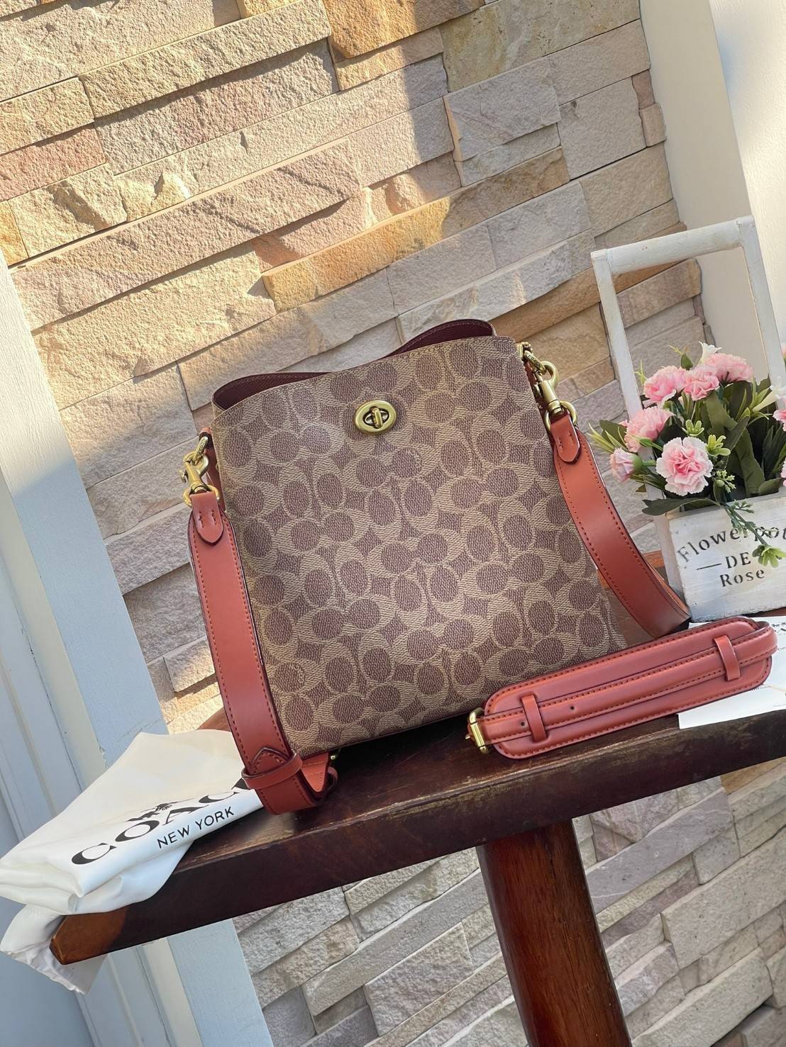 Coach Willow Bucket Bag In Colorblock รุ่นใหม่สุดปัง เป็นกระเป๋าสไตล์ใช้ได้ทุกวัน จุของได้เยอะและน้ำหนักเบา ไซส์กลางใช้หนังลายกรวด มีช่องใส่ของ 2 ช่องและมี 1 ช่องซิปตรงกลางไว้สำหรับใส่ของสำคัญ เปิดปิดแบบ turnlock ถือคล้องแขนหรือสะพายไหล่หรือสะพายข