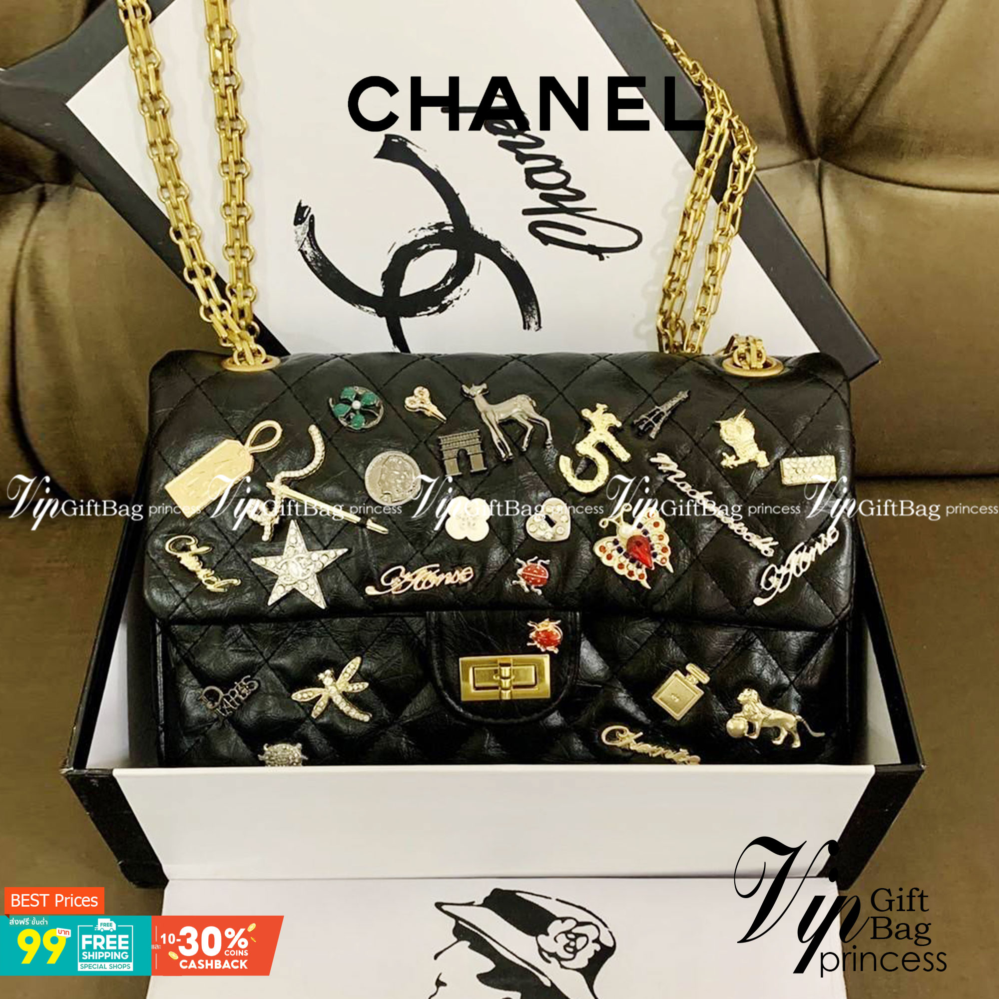 CHANEL ! Chanel Black Quilted Leather Limited Edition Lucky Charm Reissue Classic Bag กระเป๋าทรงคลาสสิคมาใหม่จาก Chanel วัสดุหนังแกะนิ่มกึ่งสังเคราะห์ ดีไซต์เป็นเอกลักษณ์ที่น่าจดจำ ด้านหน้าตกแต่งด้วยรูปสัตว์สิ่งของนำโชค อะไหล่ทอง มาพร้อมสายสะพายโซ่ทักทอเป