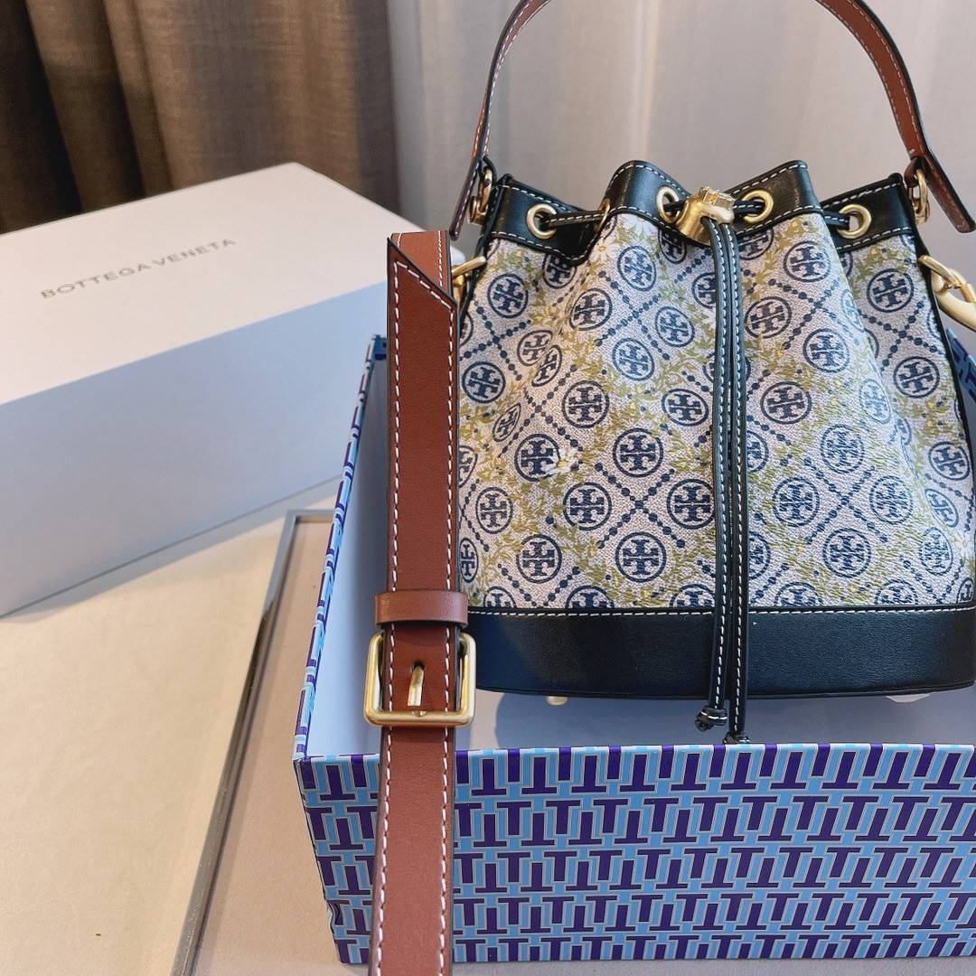 ของแท้ 💯% 】TORY BURCH T MONOGRAM FLORL BUCKET BAG เปิดตัวกระเป๋า T MONOGRAM ที่ผสมผสานกับความน่ารักกับหมู่มวลดอกไม้ เป็นอีกหนึ่งในคอลเล็กชั่น ที่เลือกสรรมาให้ต้อนรับสาวๆ ดีไซน์เก๋ทรงขนมจีบยอดฮิต