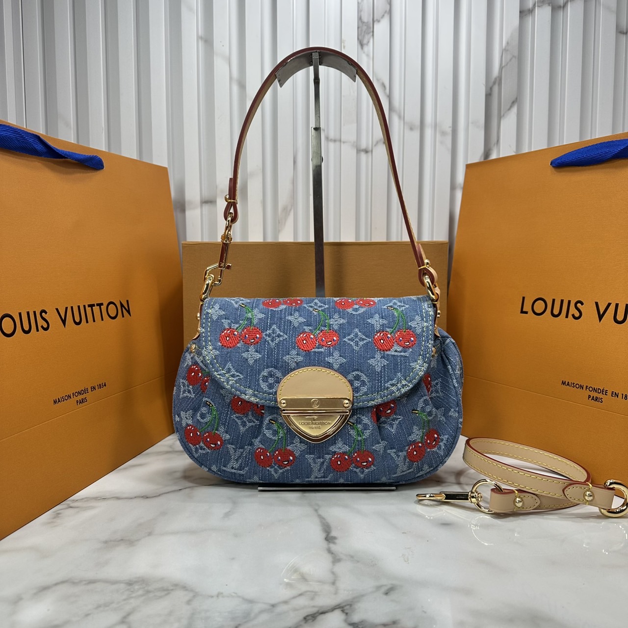 ORI หนังแท้ | LV x TM Sunset bag Monogram cherry denim กระเป๋าถือไอเท็มโดดเด่นมีชีวิตชีวา เดนิมปักลายเชอร์รี่สีสันสดใสสะดุดตาสะท้อนสไตล์ไอคอนิก