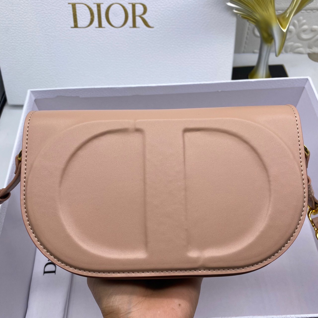 DIOR CD Signature Bag with Strap / CD OVAL CAMERA BAG / Dior Camera Bag ดีไซส์ใหม่ล่าสุด บ่งบอกถึงความหรู แต่ใช้งานได้โอกาส ใช้ได้ทั้งชายหญิง กระเป๋าสะพายทรงกล้อง ขนาดกะทัดรัด ไซส์สะพายคล่องตัว สีผู้ดีมากๆ