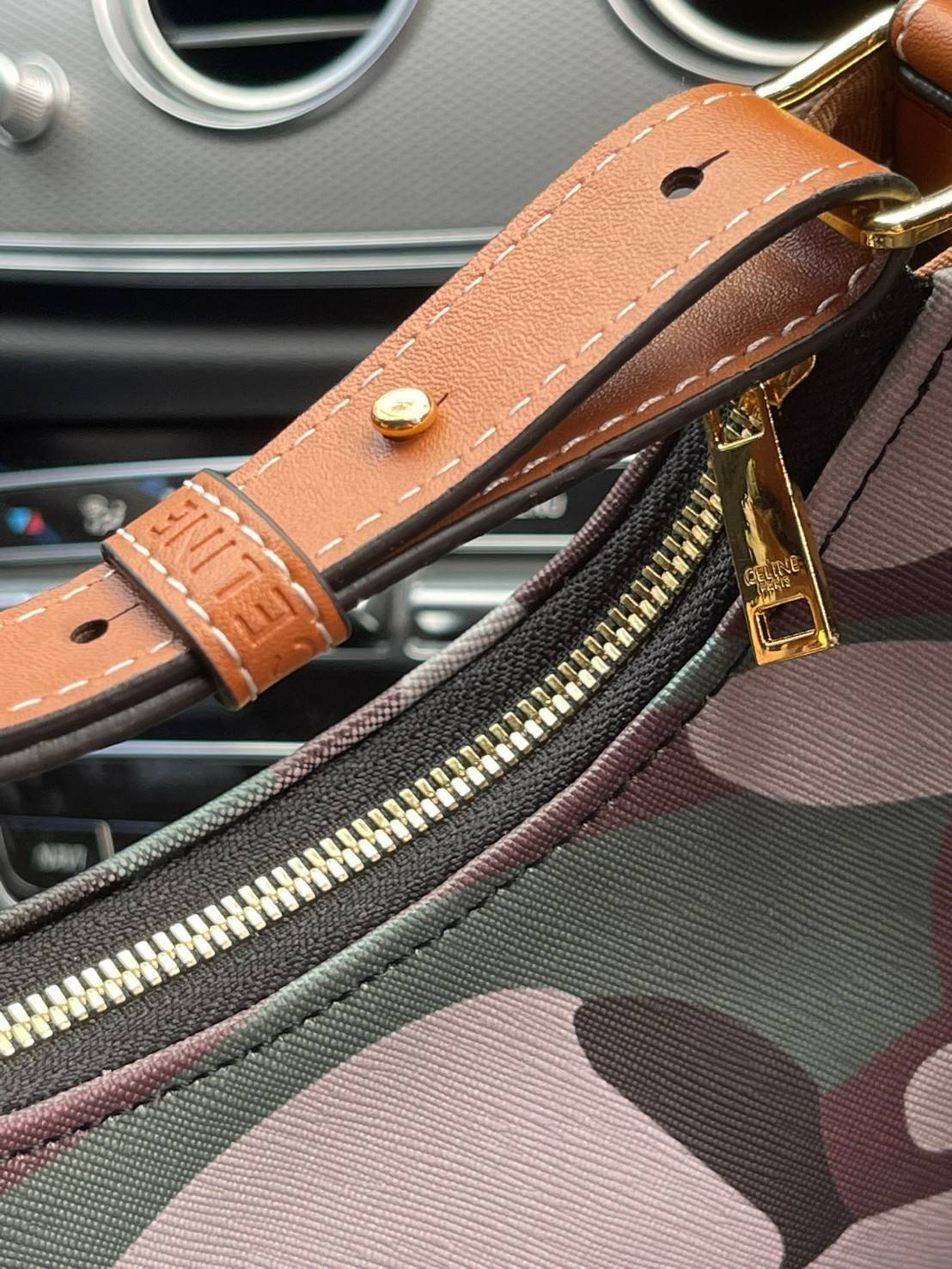 VIP 】Celine Ava Bag In Canvas With Camouflage And Celine Print รุ่นนี้ออกแนวสายลุยแต่ยังคงความคลาสสิกทั้งลายที่แสนโดดเด่น และสายแบบเข็มขัดก็เข้ากันได้ดีสุด ๆลวดลายcamo แบบสะดุดตา การใช้งานไม่ซับซ้อน ตอบโจทย์สำหรับหากสาว ๆ คนไหนที่กำลังมองหากระเป๋าสะพายไหล