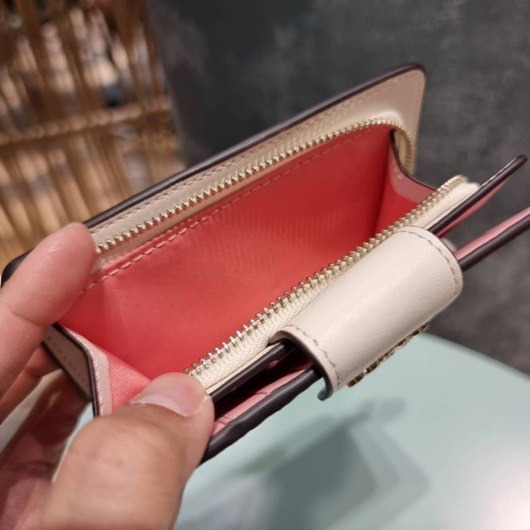 COACH C3375 MEDIUM CORNER ZIP WALLET IN SIGNATURE CANVAS WITH DAISY PRINT ดีไซน์ใหม่ล่าสุด!! คอลเลคชั่นลายพริ้นท์ เพิ่มลูกเล่นให้กระเป๋าสตางค์ของคุณ กับกระเป๋าสตางค์ใบกลาง ขนาดกำลังเหมาะมือ วัสดุหนังแคนวาส ดูแลรักษาง่าย มีช่องใส่บัตรและธนบัตรครบ และช่องซิ