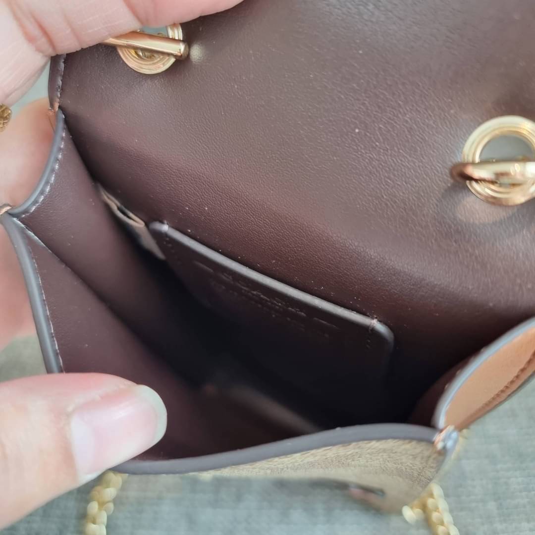 COACH NORTH/SOUTH PHONE CROSSBODY IN SIGNATURE CANVAS F55636 F39955 สุดคลาสสิคกับกระเป๋าสะพายเอนกประสงค์ Case phone ใส่โทรศัพท์มือถือได้ทุกรุ่น ดีไซน์ลายเอกลักษณ์ วัสดุหนังแคนวาสเคลือบลาย ฝาและภายในเป็นหนังสังเคราะห์เรียบ เปิด-ปิดด้วยกระดุม สายสะพายยาวประ