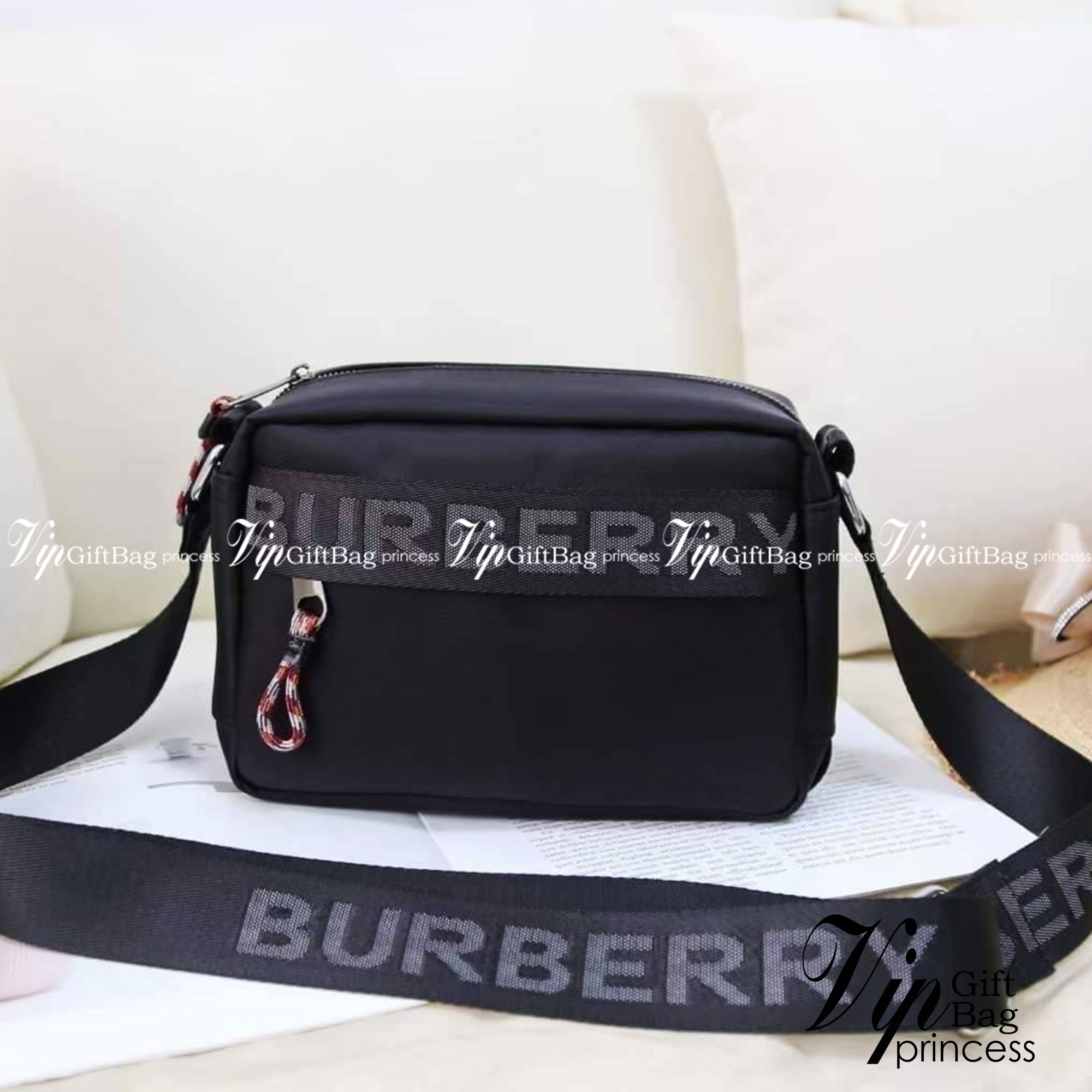BURBERRY FRAGRANCES CROSSBODY BAG / BURBERRY Nylon Crossbody Bag วัสดุ Nylon Canvas ทรงเหลี่ยมน้ำหนักเบามีโลโก้แบรนด์คาดด้านหน้าพร้อมช่องซิปใส่ของ เปิดปิดด้วยซิปหัวซิปแบรนด์สไตล์สปอร์ต ภายในมีช่องใส่บัตร ขนาดกำลังดีสามารถใส่กล้อง มือถือ กระเป๋าสตางค์ของใช