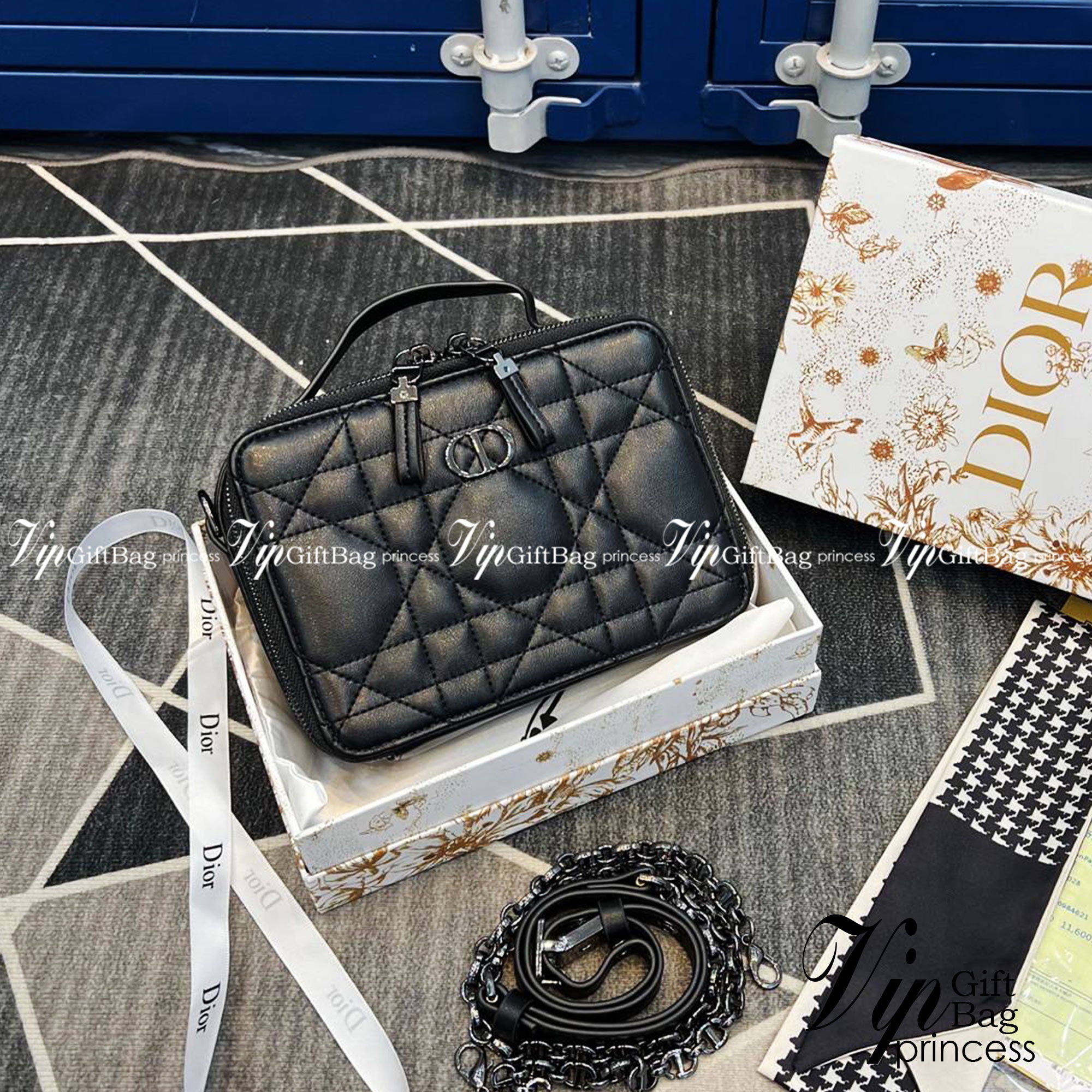 DIOR Caro Box Bag with Chain กระเป๋าสะพายทรงกล่อง หรูหรา ใช้งานง่าย ภายในเป็นช่องโล่ง มีช่องย่อย มาพร้อมสายสะพาย crossbody ถอดได้ ที่สามารถปรับใช้ได้หลากหลายสไตล์ เป็นสีที่ใช้งานได้ทุกโอกาส มาครบ box set ให้เก็บเป็นคอลเลคชั่นได้ ในราคาสุดคุ้ม จัดเลย!!