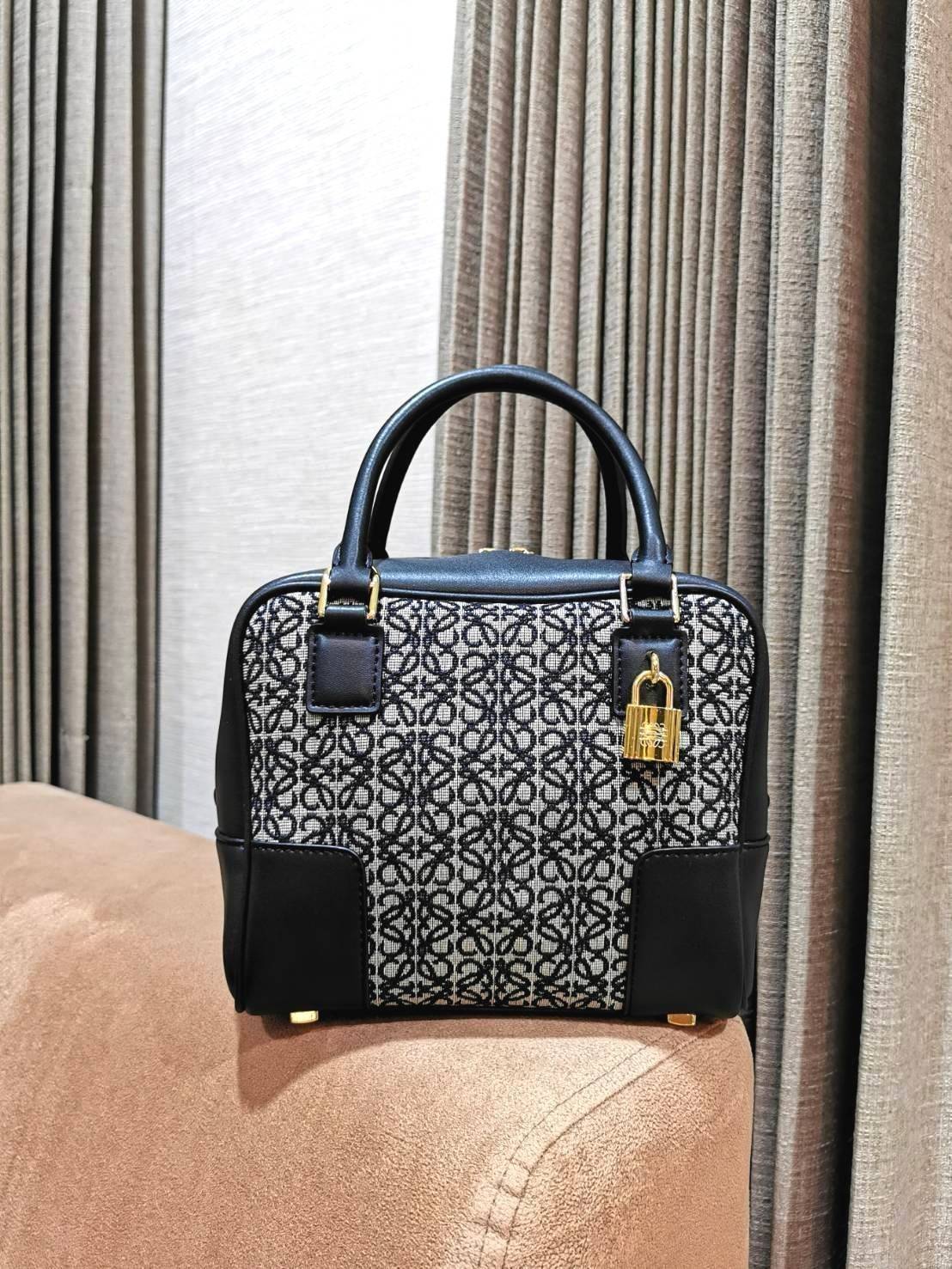 LOEWE ANAGRAM BAG VIP GIFT WITH PURCHASE (GWP) พรีเมี่ยมกิ๊ฟ Limited จาก LOEWE PERFUME DUTYFREE ไอเท็มใหม่! ดีไซน์สวยหรูคงเอกลักษณ์ด้วยวัสดุ Anagram Canvas Jacquard Fabric ผสมผสานหนังแท้ Calfskin ลงตัวสุดคลาสสิค เปิดปิดด้วยซิปแบรนด์อะไหล่ทองขนาดกำลังดี น้