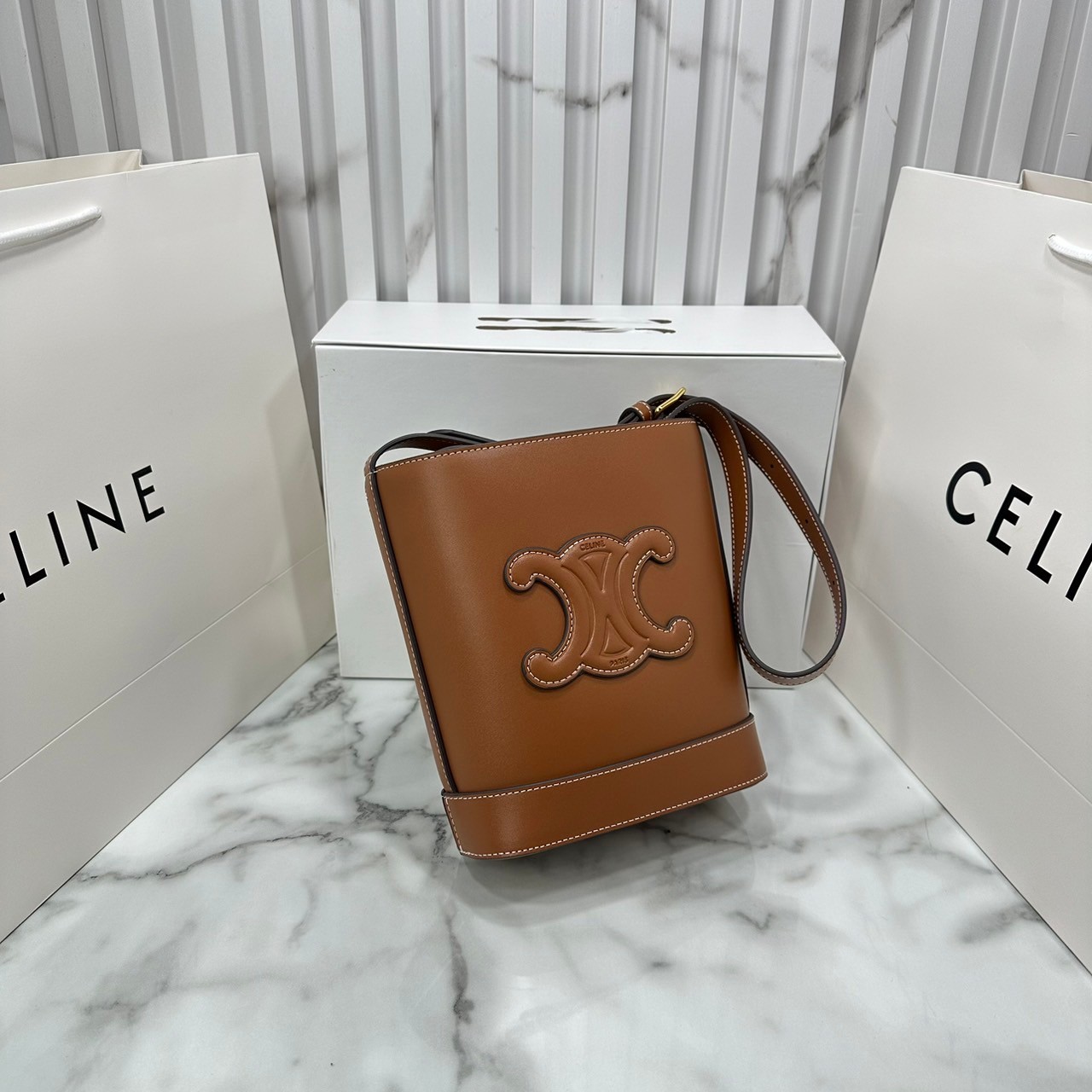 CELINE SMALL BUCKET CUIR TRIOMPHE in Smooth กระเป๋าสะพายทรงบัคเก็ต ใช้งานง่ายที่สุด สายสะพายในตัว รุ่นฮิตข้ามปี งานหนังแท้สวยเรียบหรู ผู้ดีไปอีก