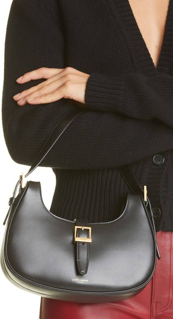 Yves Saint laurent le fermoir hobo bag in shiny leather / YSL hobo bag กระเป๋าสะพายไหล่ ดีเทลหรู สวยครบทุกมุม ตอบโจทย์สาวๆทุกไลฟ์สไตล์ เพราะใช้งานได้ง่ายและสะดวก vip พรีเมี่ยมกิ๊ฟจาก dytyfree วัสดุหนังวัวแท้เต็มใบ สัมผัสดีงามมากๆ น้ำหนักเบา ดูแพงที่สุด ปา