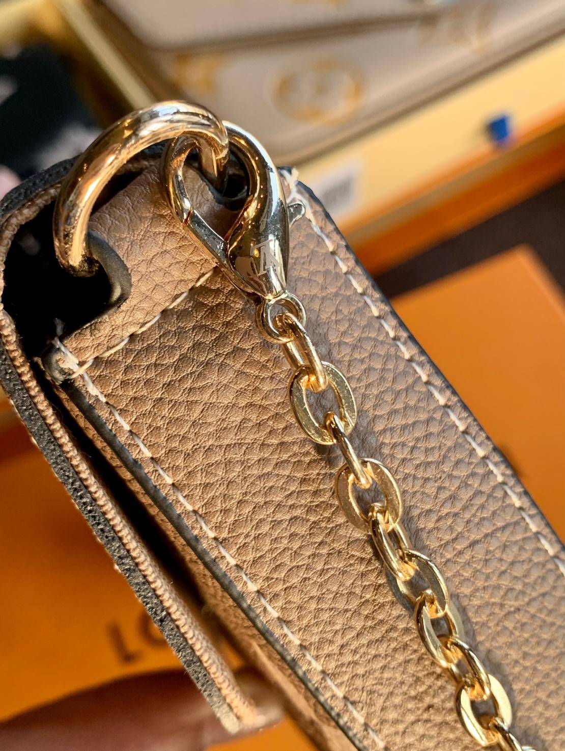 VIP 】Louis Vuitton Pochette Felicie ใบจริงหนังสวยมากๆค่า! ✔️กระเป๋าแบบคลัท มีสายสะพายโซ่มาให้ด้วยค่ะ ✔️หนังแกะสังเคราะห์อย่างดี ลายหนังสวย ปั้มลายแบรนด์ทั้งใบ ✔️รุ่นนี้มาพร้อมกระเป๋าเล็ก สำหรับใส่บัตรได้1ใบ//ใส่ธนบัตรแบบมีซิปรูดอีก1ใบ