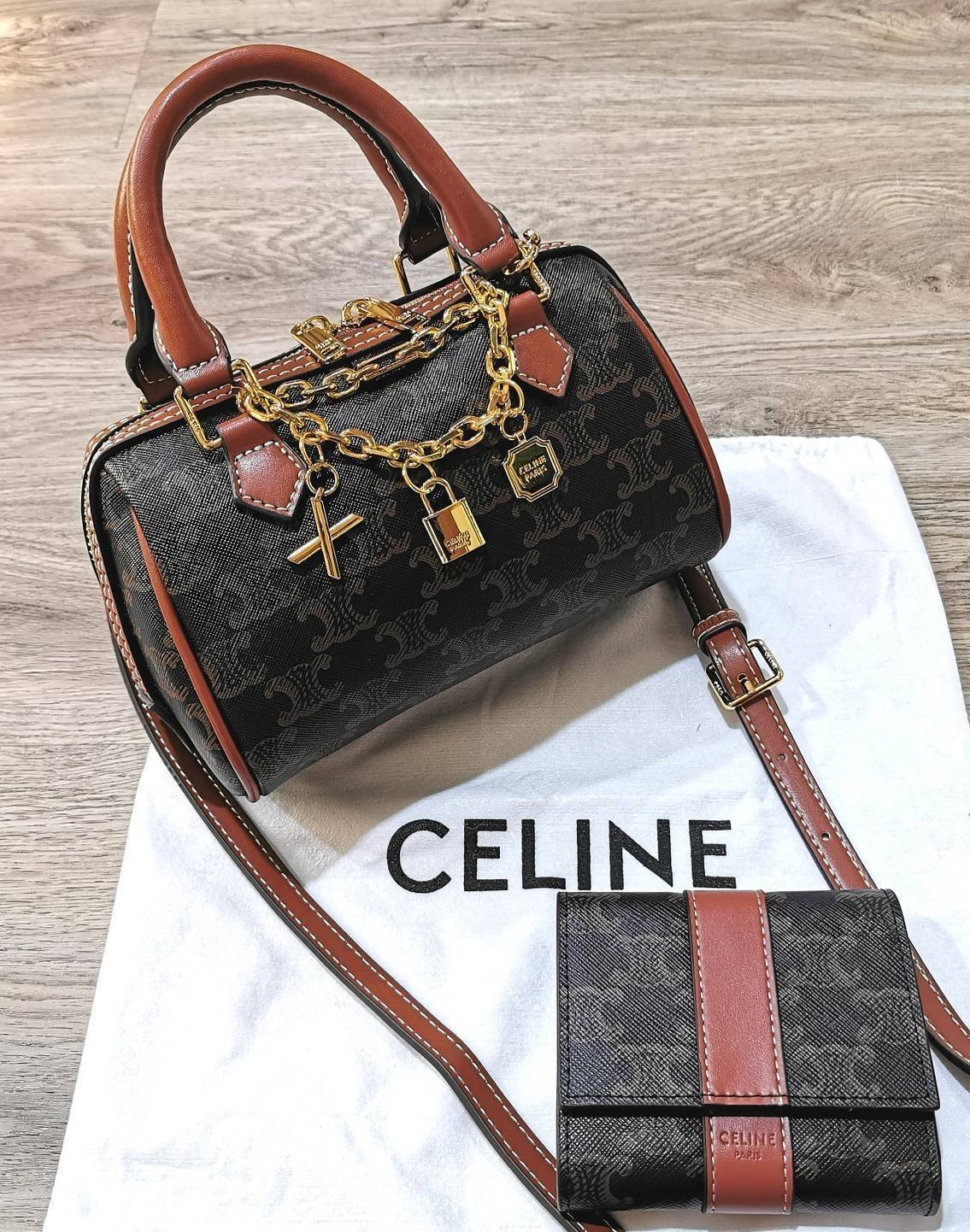 CELINE MINI BOSTON IN TRIOMPHE CANVAS / CELINE MINI CROSSBODY BAG VIP วัสดุแคนวาสหนังสวยอยู่ทรง ดีไซน์ยอดนิยมทรง Speedy ประดับสร้อย สายโซ่สีทองหรูเปิดปิดด้วยซิปคู่แบรนด์