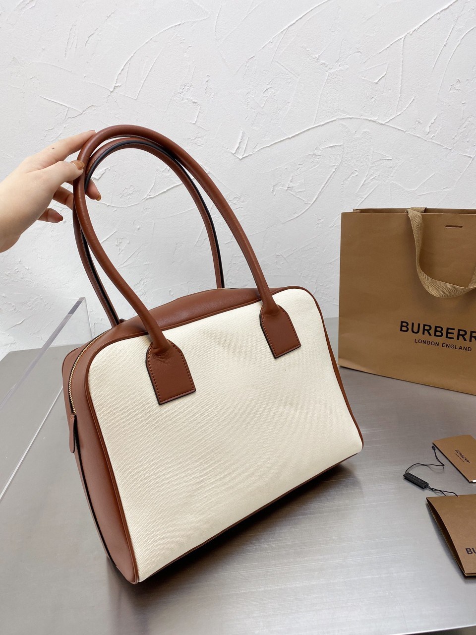 พรีเมี่ยมกิ๊ฟแท้ 100% 】BURBERRY VINTAGE BAG VIP GIFT WITH PURCHASE (GWP) พรีเมี่ยมกิ๊ฟ Limited Edition จากBURBERRY กระเป๋าสะพายไหล่สุดคลาสสิค เปิดปิดด้วยซิปยาวมีที่จับหนัง