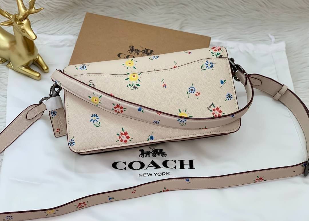 OUTLET 】รุ่นหายาก รุ่นตามหา ห้ามพลาดค่ะ! COACH TABBY FLORALPRINT ((B2081-630)) Wildflower-print Leather Shoulder Bag In White พร้อมส่งอีกครั้งค่ะ! กระเป๋าหิ้ว//สะพายไหล่//สะพายข้างได้หรือถือแบบคลัทออกงานได้เลย สุดคุ้ม! หนังแท้นิ่มอย่างดี 🌸 จุดเด่น