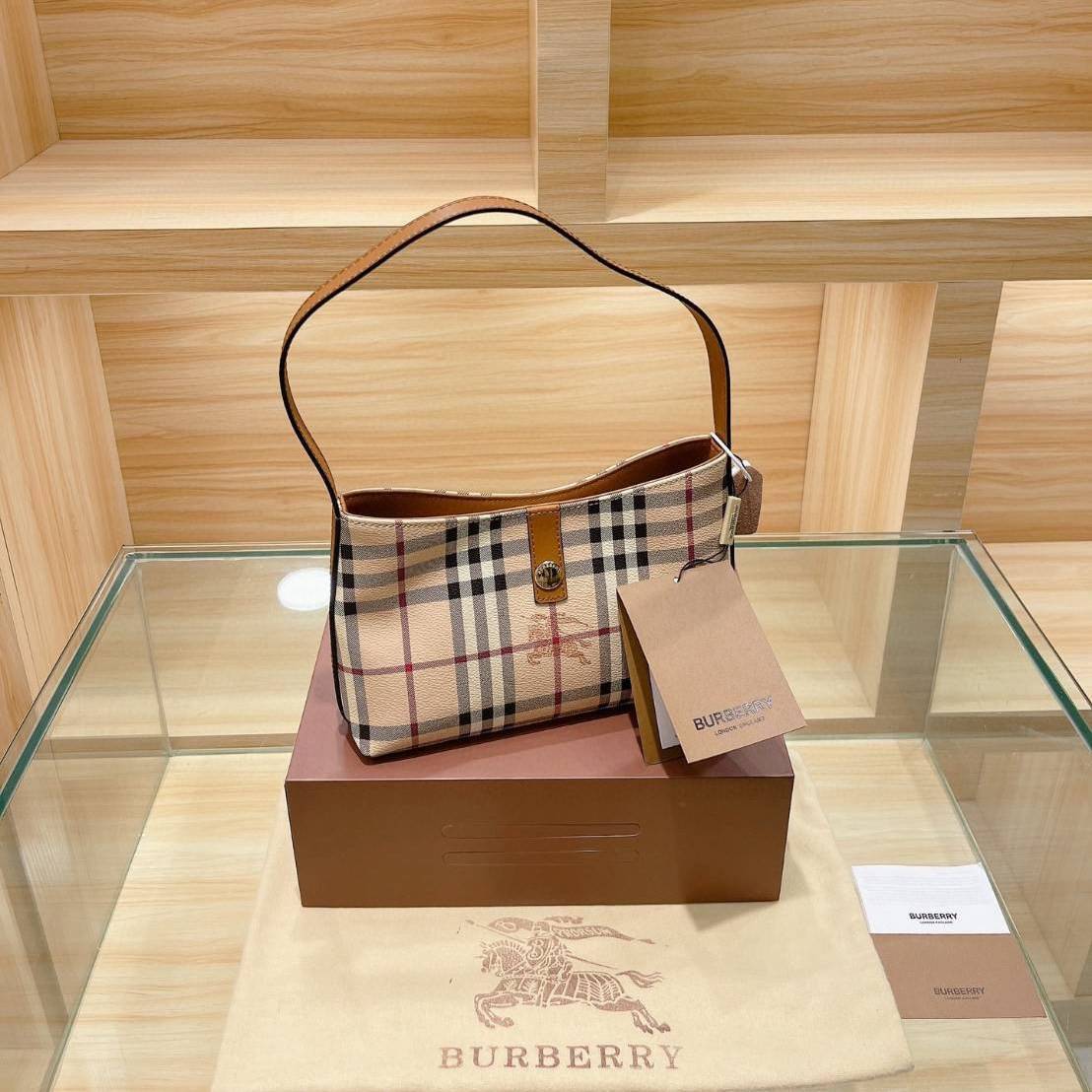 BURBERRY VINTAGE BAG VIP GIFT WITH PURCHASE (GWP) พรีเมี่ยมกิ๊ฟ Limited Edition จากBURBERRY วัสดุหนังPVC หนังนิ่ม กระเป๋าสะพายไหล่ทรงสวย เปิดปิดด้วยกระดุมแม่เหล็กด้านใน ภายในมีช่องใส่ของโล่งกว้าง พร้อมช่องซิปอีกหนึ่งช่อง สามารถใส่มือถือ กระเป๋าสตางค์ยาว ข