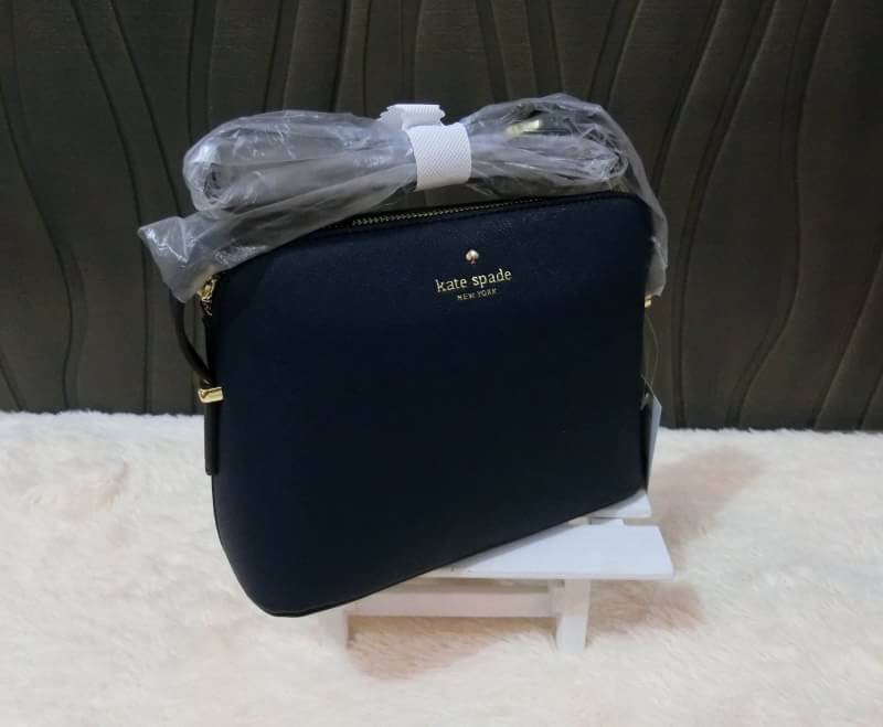 KATE SPADE CEDAR STREET MANDY แบรนด์ดังจากอเมริกาสุดฮิต กระเป๋าขนาดน่ารัก สะพายข้าง หนัง saffiano ภายในลายสวยเก๋สีทองเรียบหรู ทรงแข็งอยู่ทรง MUST HAVE!!