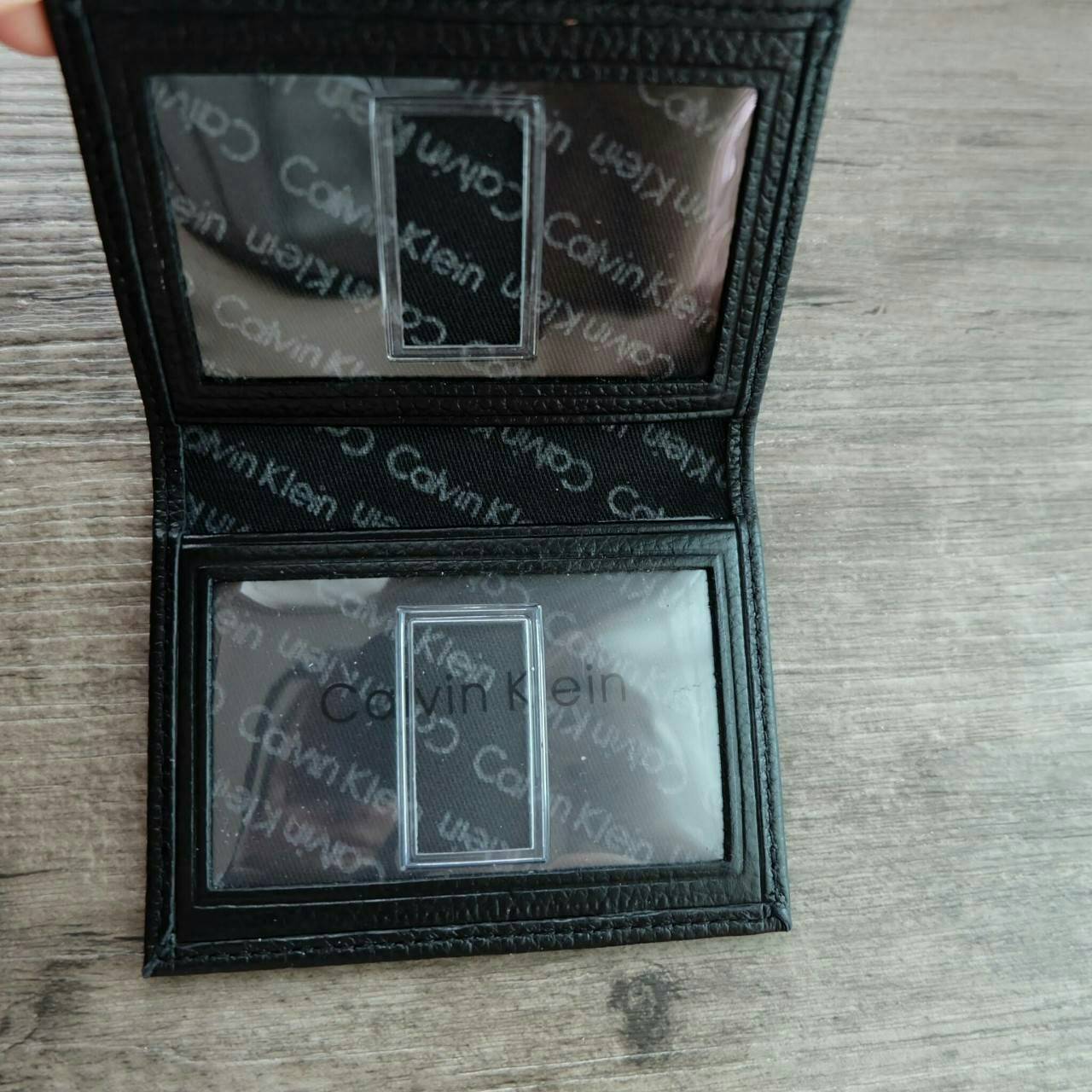 Calvin Klein Leather Belt & Wallet Set เซตสุดคุ้ม จะะมอบเป็นของขวัญหรือใช้เองก็แนะนำเลยค่าา อุปกรณ์ : มาพร้อมถุงกระดาษแบรนด์ + กล่องแบรนด์ + ที่เจาะรูเข็มขัด + ห่วงเข็มขัด