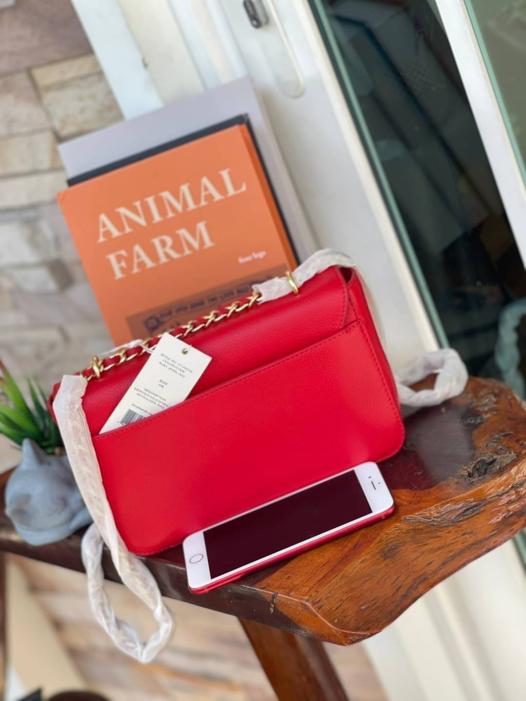 Tory burch description mercer adjustbale shoulder bag เป็น Collection รุ่นท็อปที่สาว ๆ หลายคนถูกใจ ด้วยทรงกระเป๋าคลาสสิกสุดเก๋ ใช้งานแบบไหนก็ดูดี ในลุคช์สาวหวานแบบสะพายสายคู่ หรือ ต้องการความคล่องตัวด้วยการสะพายแบบครอสบอดี้ มีดีไซน์ที่ Practical ต่อการใช้