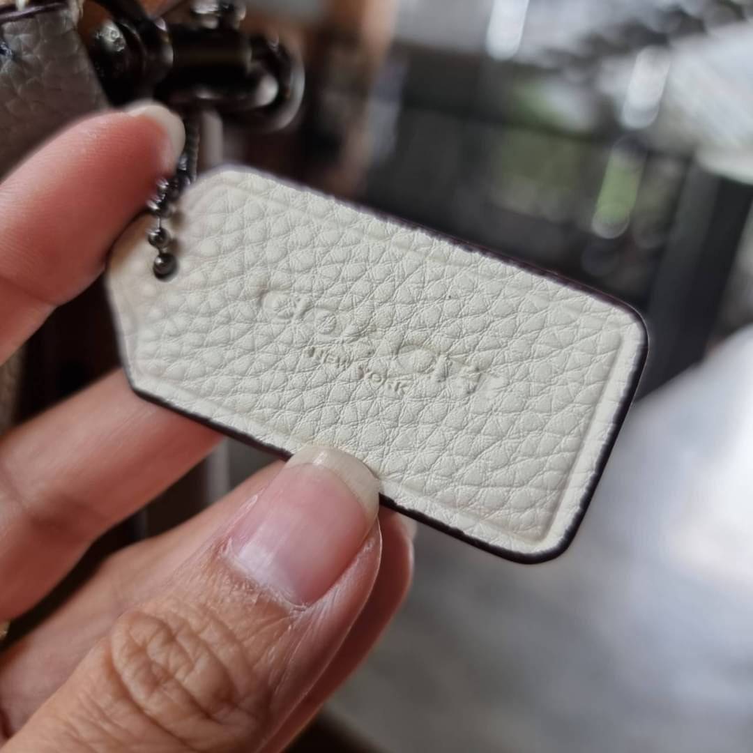 COACH WILLOW SHOULDER BAG ((C2745//C2590//C2621)) พร้อมส่งที่ไทย รุ่นแนะนำค่ะ🔥🔥 🔺กระเป๋าหิ้ว//คล้องไหล่//สะพายข้าง สุดคุ้ม! หนังแท้ชั้นดี ได้ไปหลงรักแน่นอนค่ะ หนังสวยมากๆ😘 🔺ตัวกระเป๋าแบ่งเป็นสองช่องหลัก ด้านนึงเป็นแ