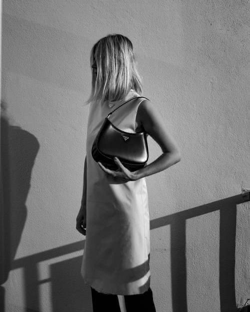 Prada Cleo brushed leather shoulder bag กระเป๋าทรงสวยยอดฮิต กับแบรนด์ PRADA งานพรีเมียมกิ้ฟท์จากแบรนด์ ทรงสะพายไหล่สวยหรูอยู่ทรง PRADA CLEO หนังเรียบดำเงาหรูสุดคลาสสิต เปิดปิดด้วยกระดุมอะไหล่เงินทั้งใบ ด้านในใส่กระเป๋าสตางค์ยาว มือถือ ของจุกจิกได้เยอะ มีป