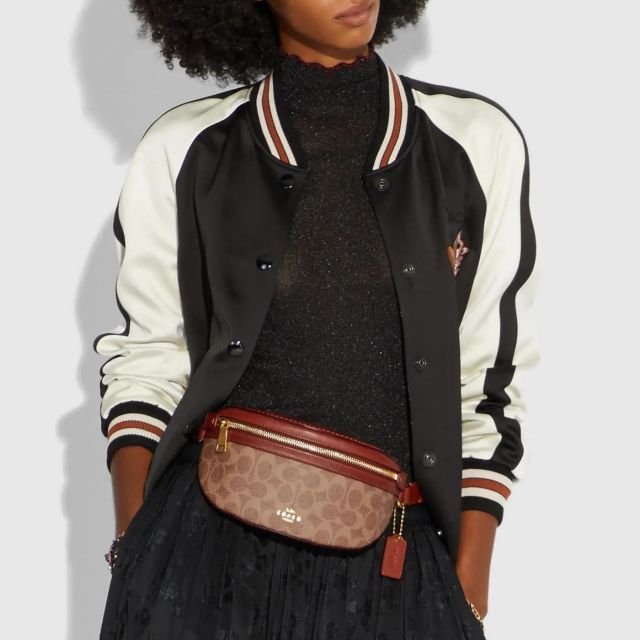 COACH BELT BAG ((39937)) กลับมาอีกครั้ง สวยเหมือนเดิมค่ะ😘 กระเป๋าคาดอก//คาดเอว หนังแท้นิ่ม สวยงามค่ะ ด้านหน้ามีช่องซิป ใส่กระเป๋าเงินใบกลางได้;มือถือได้ทุกรุ่น;พาสปอร์ตได้ค่ะ ด้านหลังมีช่องซิปให้อีกช่องใส่ของจุกจิก สายคาดเลื่อนปรับได้ฟรีไซด์ตามขนา