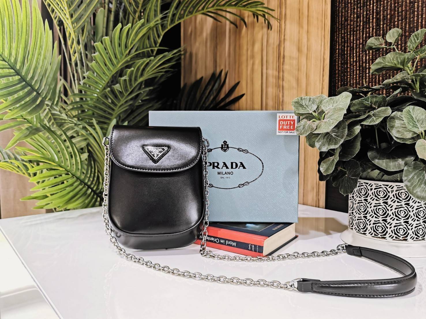 พรีเมี่ยมกิ๊ฟแท้ 100% 】Prada Leather Crossbody Bag Gift With Purchase (GWP) พรีเมี่ยมกิ้ฟรุ่นใหม่ล่าสุดจาก Prada Perfume DutyFree Counter หนังเรียบสวยอยู่ทรงด้านหน้าประดับโลโก้แบรนด์เปิดปิดด้วยฝาปิดกระดุมแม่เหล็ก