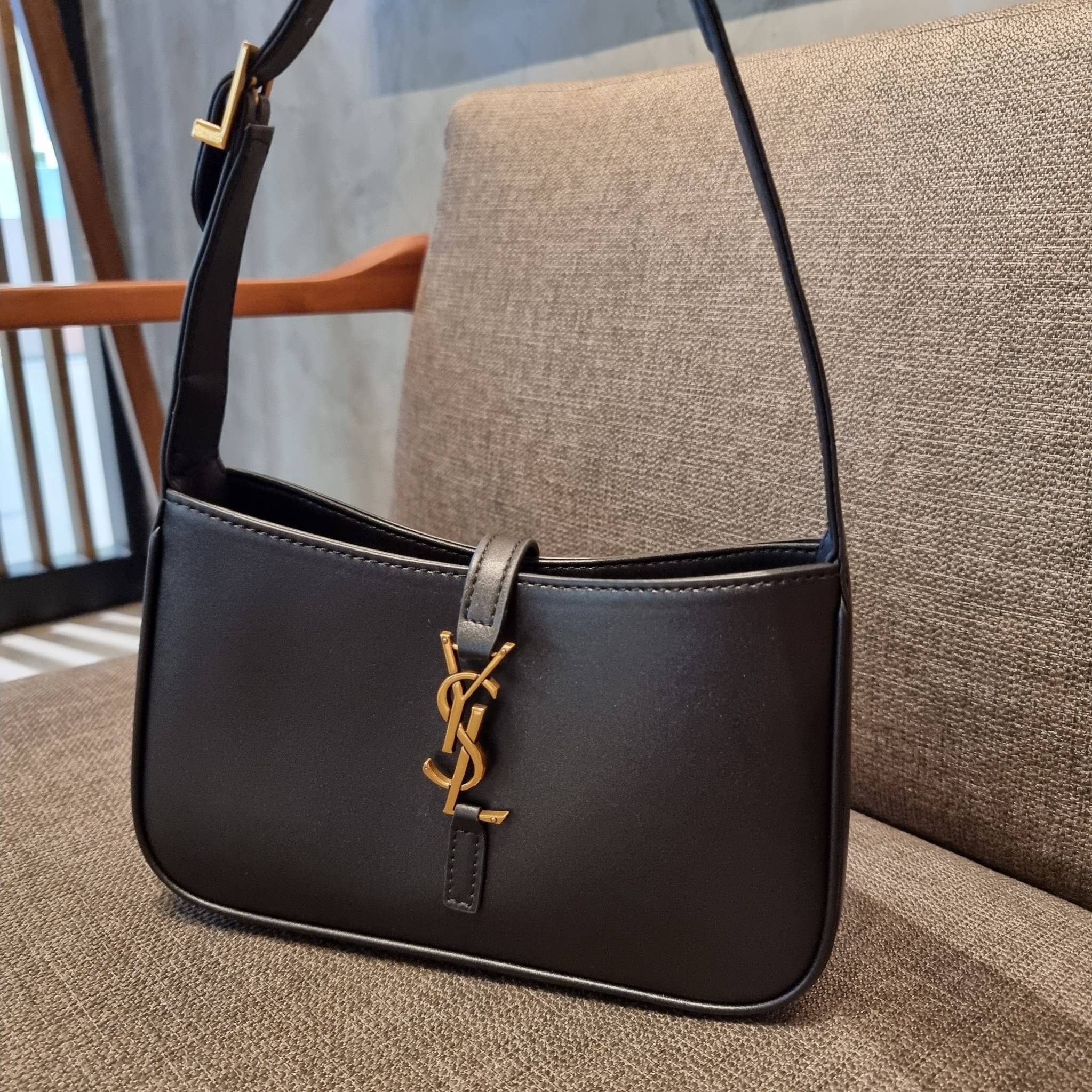 YSL LE 5 À 7 HOBO BAG IN SMOOTH LEATHER / Yves Saint laurent hobo bag กระเป๋าสะพายไหล่ ดีเทลหรู สวยครบทุกมุม ตอบโจทย์สาวๆทุกไลฟ์สไตล์ เพราะใช้งานได้ง่ายและสะดวก วัสดุหนังแท้ สัมผัสดีงาม น้ำหนักเบา ดูแพงที่สุด โดดเด่นด้วยโลโก้ สามารถเกี่ยวคล้องเพื่อล็อคปิด