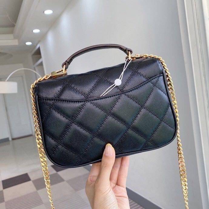 Tory Burch Willa Mini Top Handle Bag พร้อมส่งที่ไทย ใบจริงคือสวยสุดดไปเลยค่าา! กระเป๋าสะพายข้างหรือหิ้วก็เก๋ไปอีกเลยค่ะ! หนังแท้อย่างดี ลายนวมนิ่มมือดีมากค่ะ ด้านหน้ามีอะไหล่โลโก้แบรนด์ เปิดปิดกระเป๋าแบบกระดุมแม่เหล็ก ภายในสามารถใส่กระเป๋าเงินใบกลางได้;มื