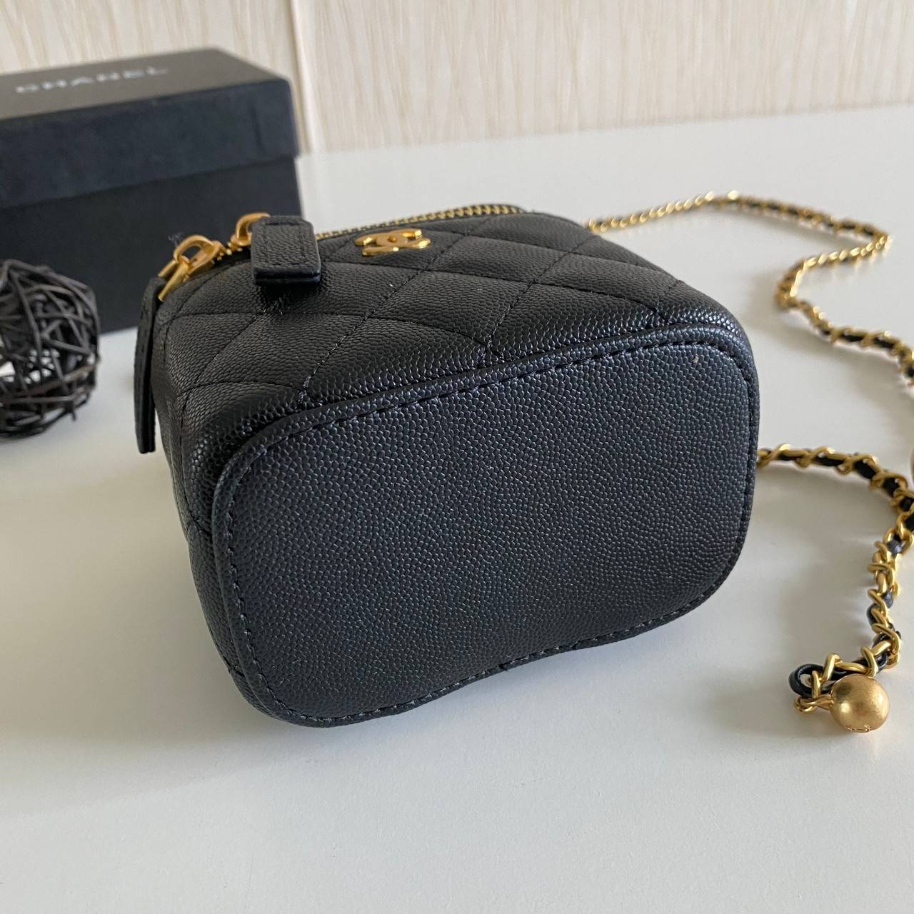 พรีเมี่ยมกิ๊ฟแท้ 100% 】พร้อมส่งที่ไทยที่นี่ที่เดียว Chanel Classic Box With Chain mini 9 cm. หนังคาเวียร์ ปรับสายได้ น่ารักมากกก