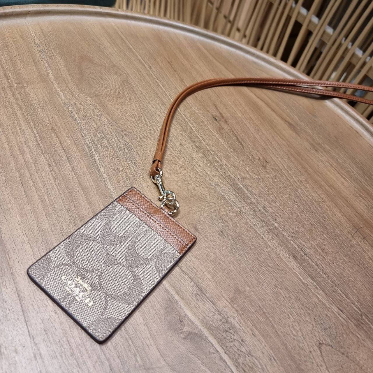 COACH ID LANYARD IN COLORBLOCK SIGNATURE CANVAS ง่ายๆแบบไม่ธรรมดา!! คลาสสิคแต่มีดีเทลโดดเด่น!! กระเป๋าถนอมบัตร พร้อมสายคล้องคอ ดีไซน์ลวดลายสวย ดูดีทุกแบบ ใช้งานง่าย พกพาสะดวก จะใส่บัตรพนักงาน บัตรเครดิต บัตรปชช. ใบขับขี่ และบัตรอื่นๆที่อยากจะใส่!! ตามใจไป