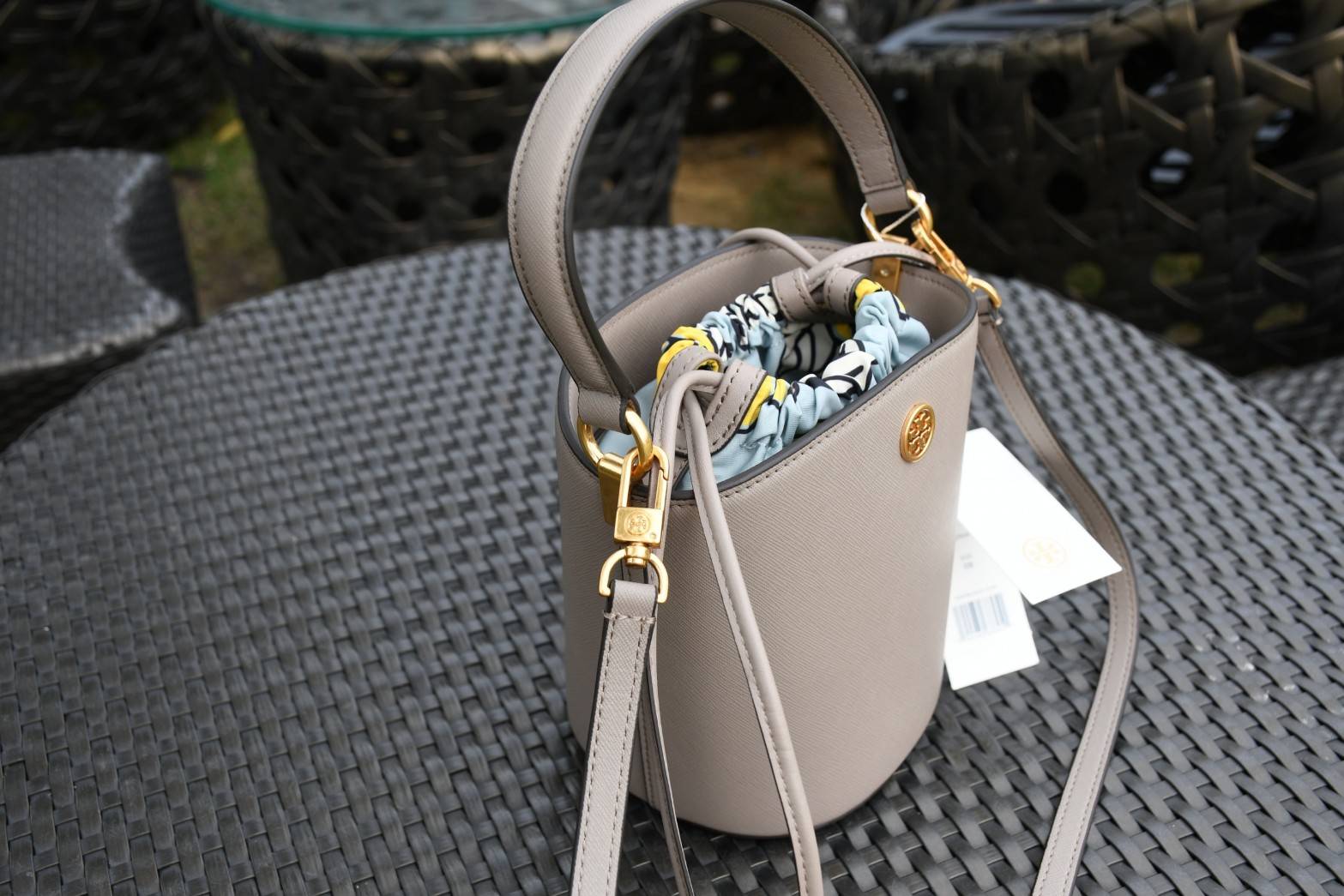 Tory Burch Robinson Mini Leather Bucket Bag 75591 กระเป๋าถือ หรือ สะพายข้าง Crossbody ได้ วัสดุหนังแท้ อะไหล่ทองหรูหรา