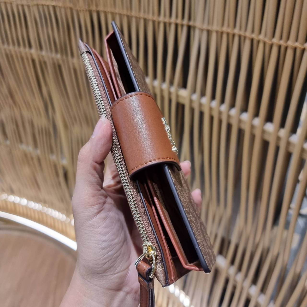 พร้อมส่ง 7 สี COACH C2874 TECH WALLET IN COLORBLOCK SIGNATURE CANVAS จัดให้สีใหม่ก่อนใคร!! ดีไซน์ใหม่ คอลเลคชั่นสวยหรู กระเป๋าสตางค์พร้อมสายคล้องมือ ง่ายต่อชีวิตมากจ้า!! มันดีอะไรเบอร์นี้ ใส่ได้ทั้งบัตร และโทรศัพท์ก็ใส่ได้ทุกรุ่น แถมยังมีช่องซิปแยกไปอีก ช