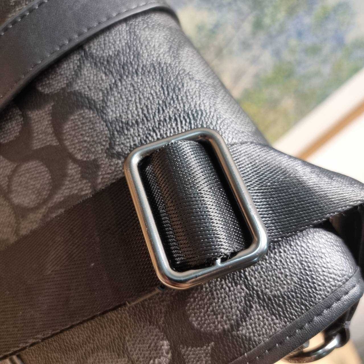 COACH CU202 LEAGUE MESSENGER BAG IN SIGNATURE CANVAS กระเป๋าสะพายทรง messenger สุดฮอต ที่ดีไซน์รูปแบบให้สปอร์ตขึ้น และหรูขึ้น แต่ยังคงคลาสสิค ขนาดใบใหญ่กำลังดี