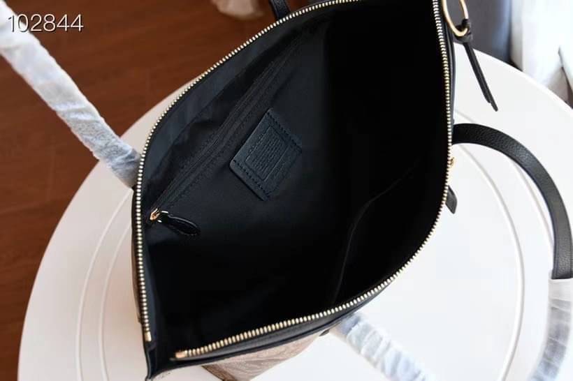 COACH 2319 MAY TOTE IN COLORBLOCK SIGNATURE CANVAS กระเป๋าโท้ท ดีไซน์ใหม่ล่าสุด!! 💕💕 เก๋ตรงปากกระเป๋า คล้ายกระเป๋าซ้อนในตัว สีตัดกับตัวกระเป๋าได้อย่างลงตัว ทรงสวย ใบใหญ่ใส่ของได้เยอะ เปิด-ปิดด้วยซิป รูดใช้งานง่าย ภายในโล่งกว้าง ด้านหลังมีช