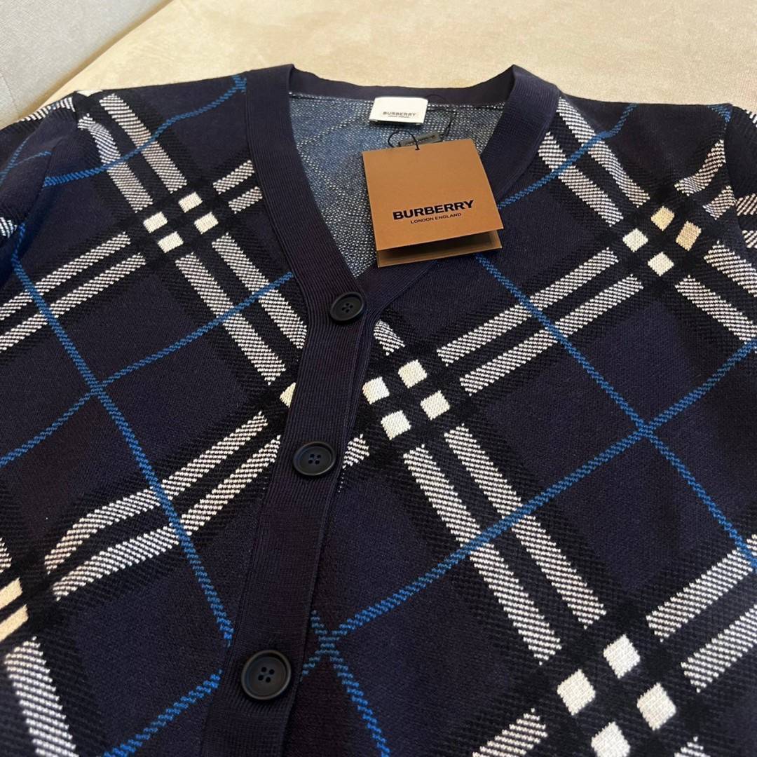 TOP ORI | BURBERRY CARDIGAN งานไหมพรม ลายใหม่สุดคลาสสิค ผ้าดีหนานุ่ม งานสวยตัวเดียวไว้ keep look เสื้อสเวตเตอร์งานแบรนด์ เนื้อผ้าอย่างดีงานนำเข้าจากโรงงานเทียบแบรนด์ เกรดท็อปออริจินอล เกรดดีสุด เทียบแท้