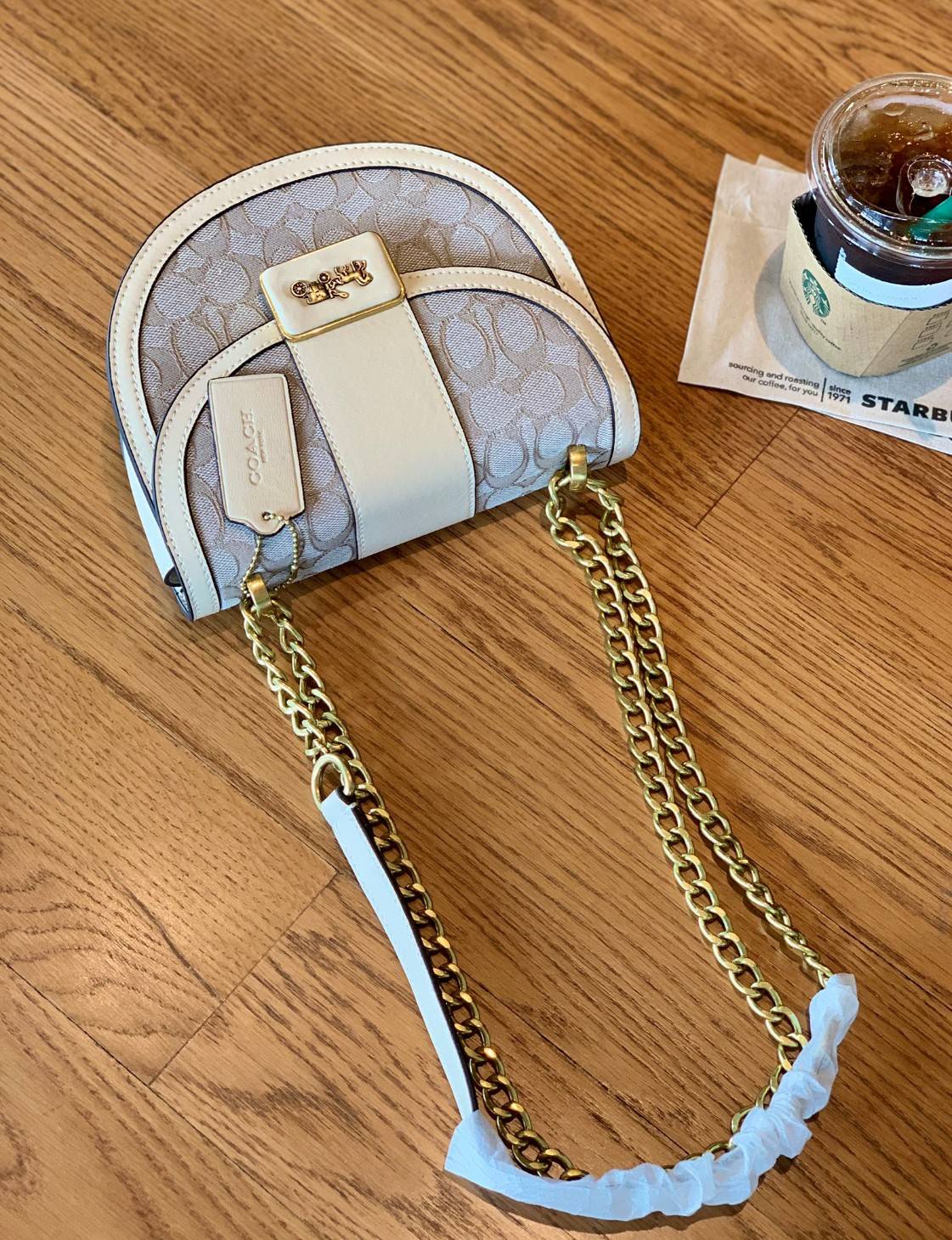 COACH ALIE SADDLE BAG IN SIGNATURE JACQUARD (C4694//C3464) New item!! กระเป๋าสะพายทรง saddle ดีไซน์วินเทจย้อนยุค แฝงความหรูในตัวด้วยอะไหล่สีทองเหลือง โดดเด่นไม่ซ้ำใครแน่นอน วัสดุผ้า jacquard สลับหนังแท้ ภายในเป็นช่องโล่ง มาพร้อมสายสะพายครอสบอดี้ ที่สามารถ