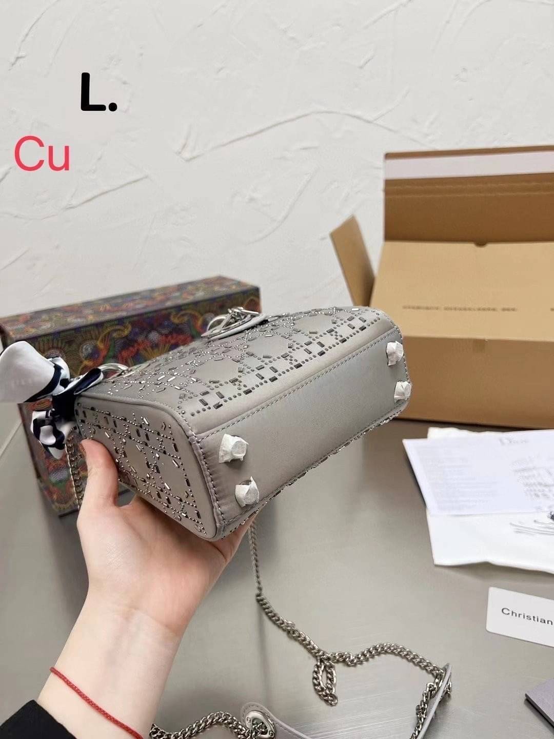 DIOR Lady Diamond Rhombus Handbag / DIOR Satin Crystal Cannage Mini Lady กระเป๋าสะพายข้างตกแต่งหมุดเต็มใบ ไม่มีคือพลาด หรูจริงอะไรจัง ทรงกล่องคลาสสิค มีหูจับในตัวและสายครอสบอดี้สุดเลิศ