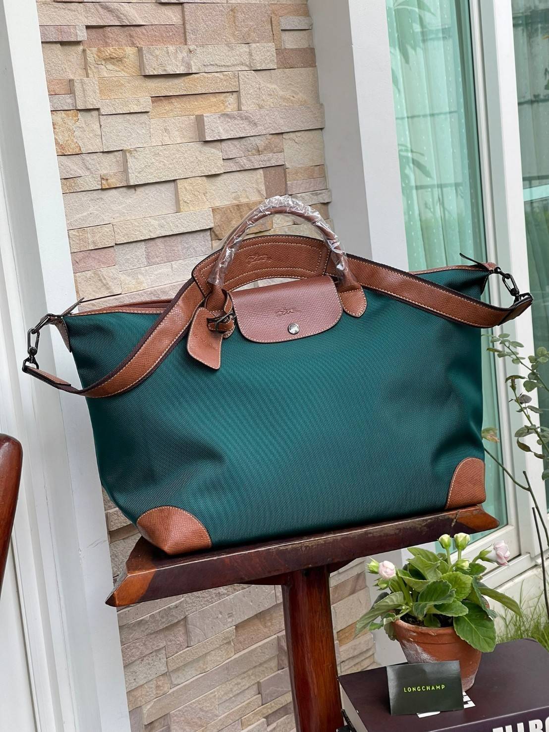 LONGCHAMP BOXFORD TRAVEL BAG L กระเป๋าเดินทางขนาดใหญ่ มาพร้อมสายสะพายที่สามารถถอดได้ ให้คุณเลือกสะพายไหล่หรือถือได้ มีซิปรูดเปิดปิดกระเป๋าที่ให้คุณมั่นใจได้ว่าคุณจัดเก็บไอเท็มของคุณได้อย่างมิดชิด บ็อคฟอร์ด (BOXFORD) สะท้อนความเป็นเอกลักษณ์ของแบรนด์ที่เปี่