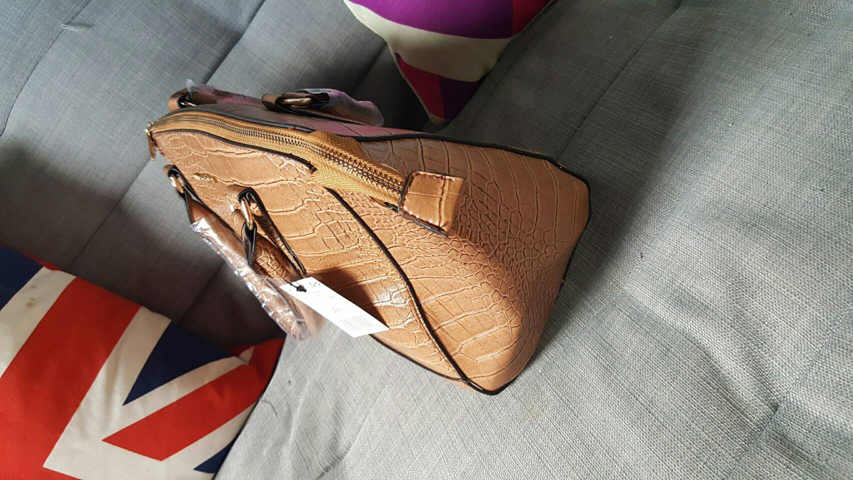 Mango touch croc tote bag กระเป๋าสะพายสุดคลาสิค ทรงสุดหรู New Collection ยี่ห้อ MANGO TOUCH แท้ รุ่น Croc Tote Bag วัสดุหนังลายปั๊ม หนังจระเข้ ตั้งอยู่ทรงสวย อะไหล่ทองทั้งใบออกแบบหนังแบนเวลาวาง แต่งให้หรู ด้วยอะไหล่ทอง ทั้งใบ มาพร้อมสายสะพายยาวปรับได้ค่ะ 