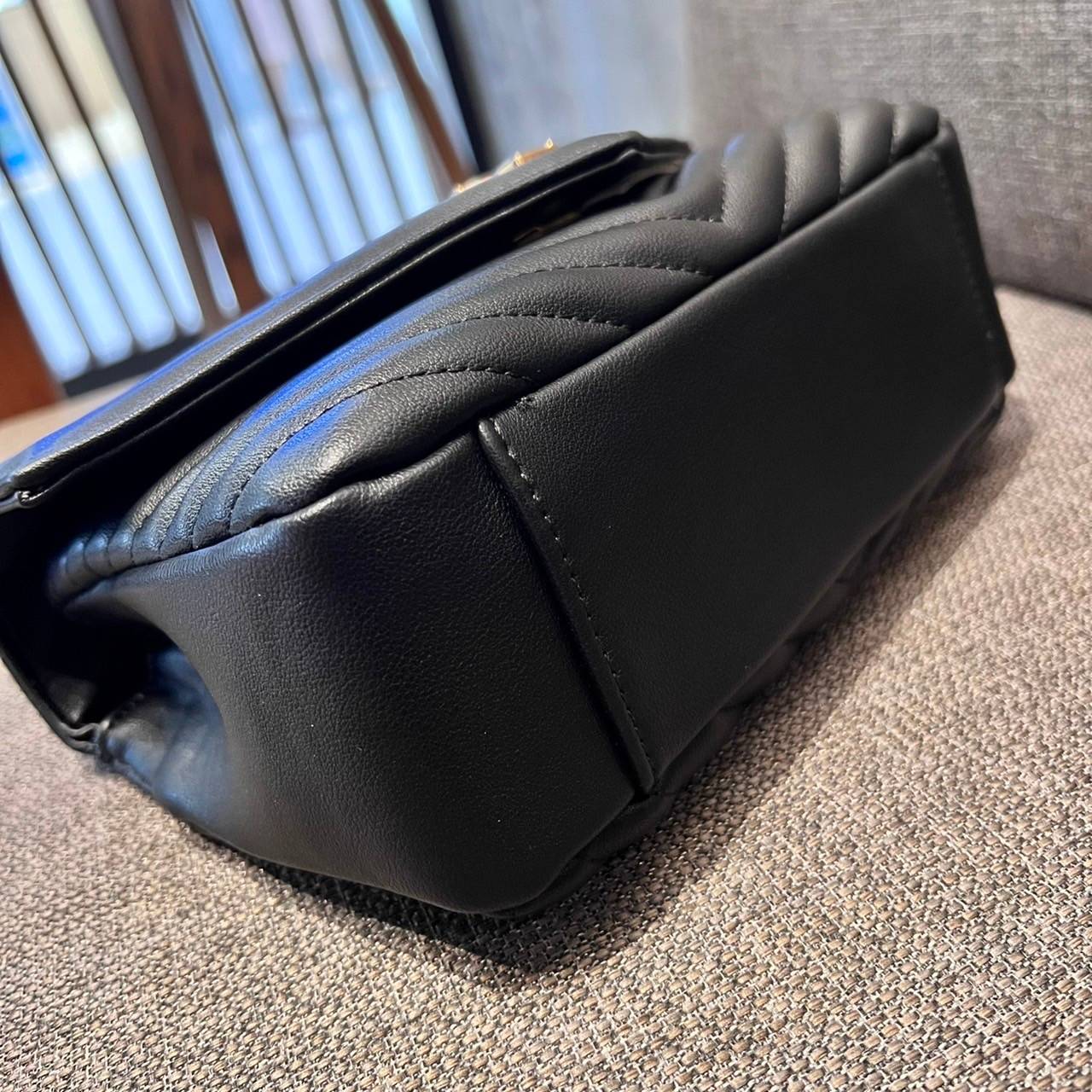 Yves Saint laurent crossbody boutique vip bag กระเป๋าสะพายไหล่ ดีไซน์ทรงสวยหรู พิเศษ แถมฟรี พวงกุญแจห้อยอะไหล่สีทอง ดูแพงไปหมดจริงๆไอเท็มนี้ วัสดุหนังสังเคราะห์ เปิด-ปิดด้วยกระดุมแม่เหล็ก ภายในโล่งกว้าง มาพร้อมหูจับในตัว และสายสะพายครอสบอดี้ที่สามารถถอดออ