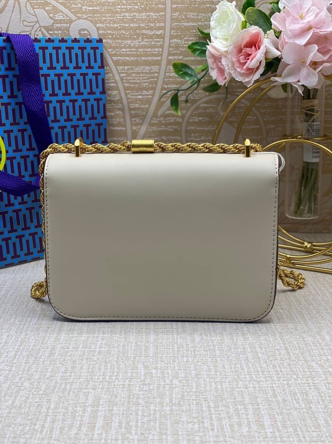 Tory Burch Eleanor Medium Convertible Shoulder Bag / Tory Burch 75003 ฮอตไอเท็ม รุ่นนี้ขายดีขายหมด สวยหรู คุณหนู ผู้ดี!! หายากมากแล้วน้า กระเป๋าสะพายข้าง ดีไซน์อยู่ทรง ขนาดกำลังสะดวกใช้สำหรับสาว เปิด-ปิดด้วยแถบแม่เหล็ก ภายในแบ่งสัดส่วนได้เป็นอย่างดี