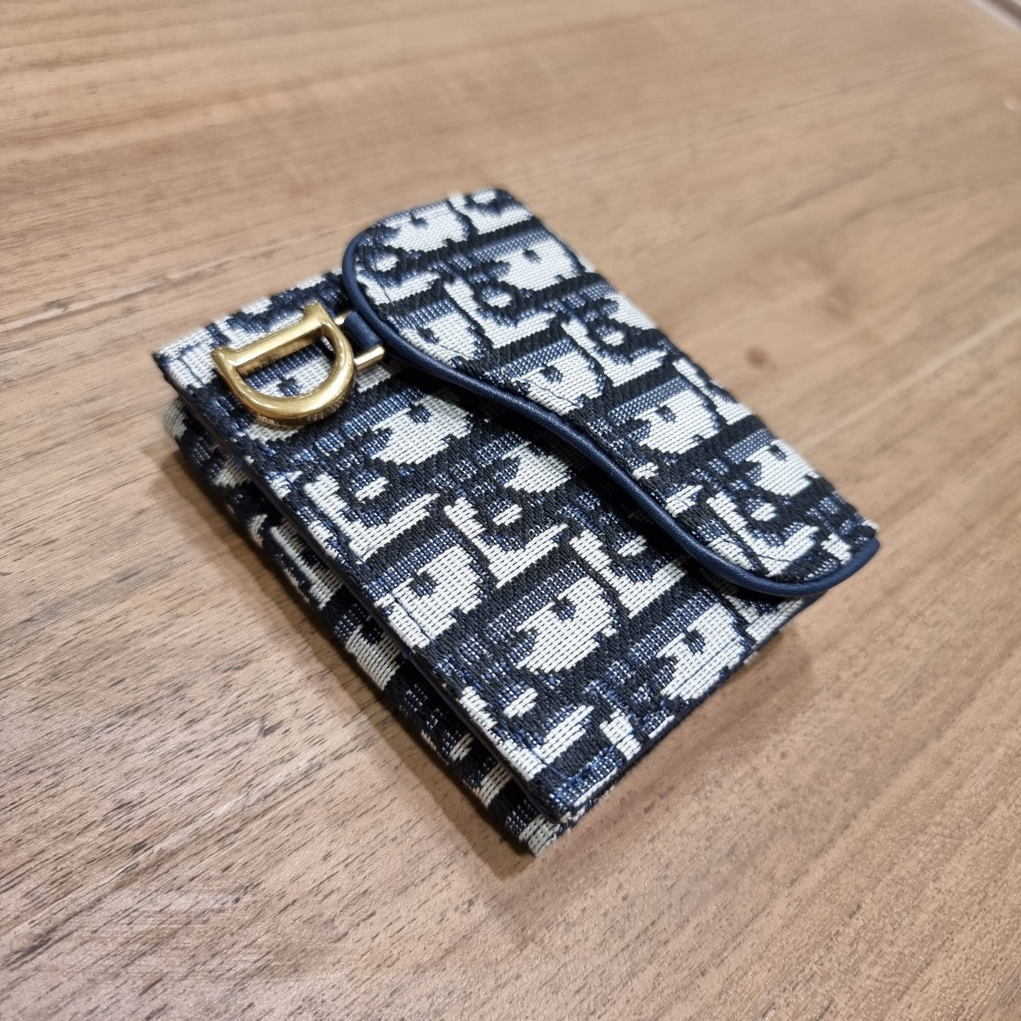 VIP 】CD MULTI WALLET WITH GWP กระเป๋าสตางค์ขนาดเหมาะมือ กะทัดรัดไม่กินพื้นที่ พรีเมี่ยมกิ๊ฟจากเคาน์เตอร์ ดีไซน์แบบพับ ใช้งานง่าย น่ารักน่าใช้จริงๆ วัสดุผ้าแคนวาสปักลาย สลับหนังแท้ภายใน ภายในมีช่องใส่บัตร ใส่ธนบัตรได้ สะดวกใช้มากๆ มาพร้อม box set ในราคาที่