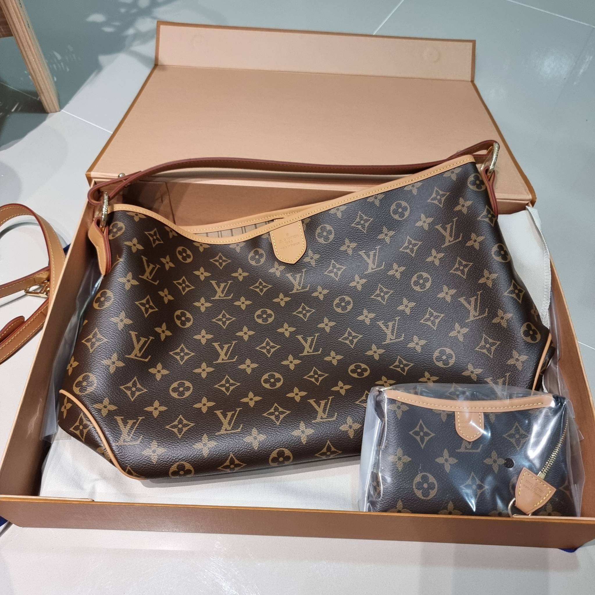 LV delightful bag / LV CARRYALL Monogram Canvas / LV Shopping Bag กระเป๋าทรงโท้ทใบใหญ่ ขนาดจุได้แบบล้นๆ รอบนี้จัดใบลูกมาให้อีก พิเศษที่สุด!! สมใจใครที่มองหากระเป๋าใบโปรด มีตะขอเกี่ยวที่ปากกระเป๋า และยังมาพร้อมสายสะพาย 2 แบบ