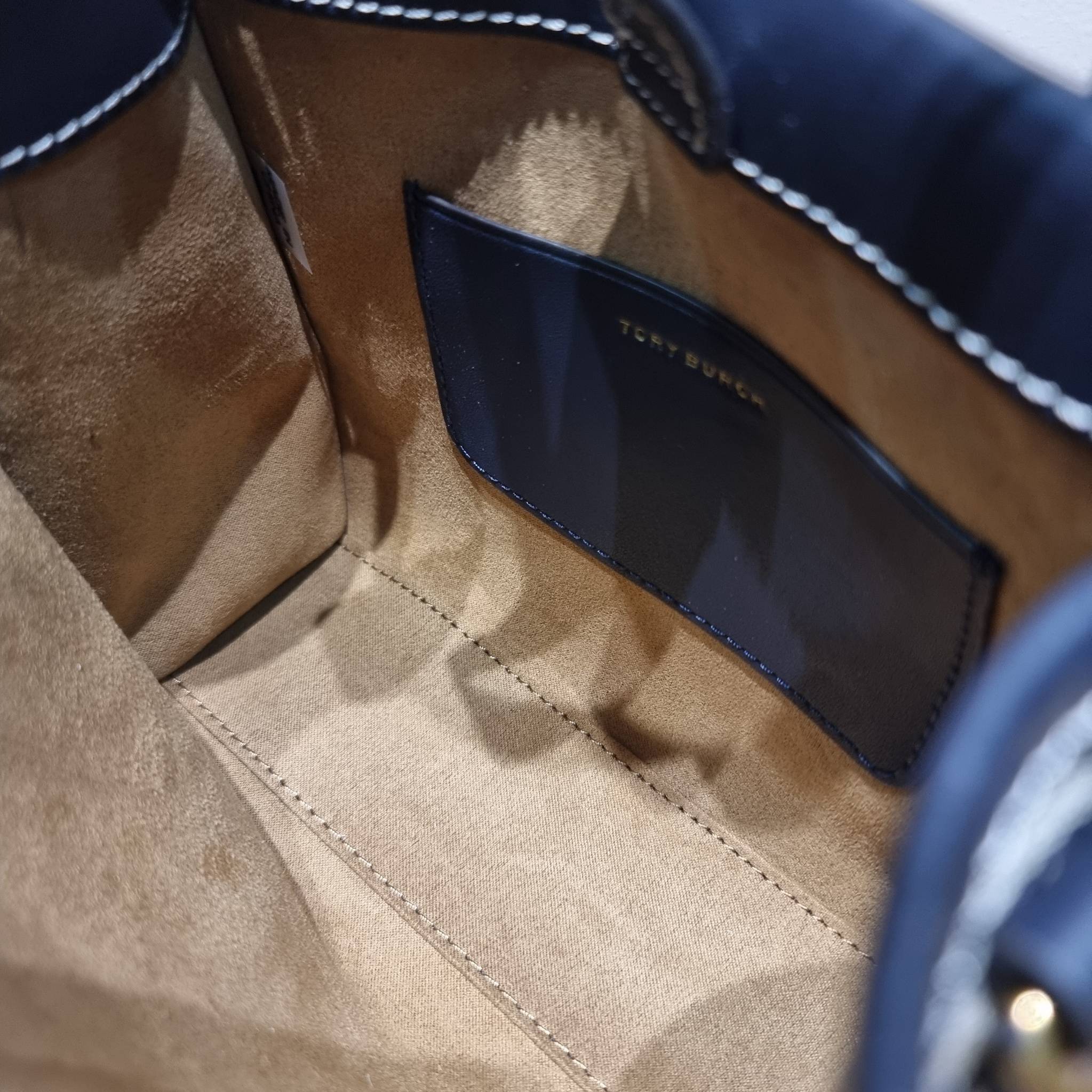 TORY BURCH MINI T MONOGRAM SQUARE TOTE รุ่นใหม่ล่าสุด คิ้วท์กว่าใคร! กับไอเท็มโมโนแกรมสุดฮิต กระเป๋าทรงโท้ทไซส์มินิ น่ารักน่าใช้มากๆ ให้คุณได้เพลิดเพลิน และคล่องตัวมากๆ