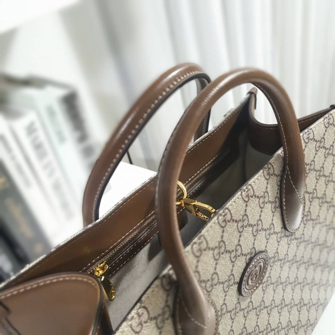 GUCCI FRAGRANCES CROSSBODY BAG VIP ORIGINAL 1:1 GIFT WITH PURCHASE (GWP) พรีเมี่ยมกิ๊ฟ Limited Edition จาก GUCCI PERFUME ใบใหญ่ทรง TOTE **ใส่ไอแพดได้ วัสดุ Geniune Leather หนังแท้ตัดผ้าแคนวาส ทรงเหลี่ยมสุดฮิต ดีไซน์สวยอยู่ทรง ภายในโล่งกว้าง มาพร้อมช่องซิป