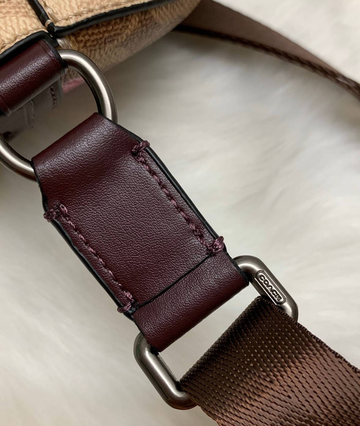 Coach Bethany Belt Bag In Signature With Blossom Print 🌸สวยงาม น่าใช้มากๆค่ะ กระเป๋าคาดอก ลาย C+รูปดอกไม้ด้านหน้าสวยโดดเด่นมากๆค่ะ มีช่องซิปหลักด้านหน้า ใส่มือถือได้ทุกรุ่น;กระเป๋าเงินใบกลางได้;พาสปอร์ตได้ค่ะ ด้านหลังมีช่องซิปให้อีกช่องนะคะ สายคาด