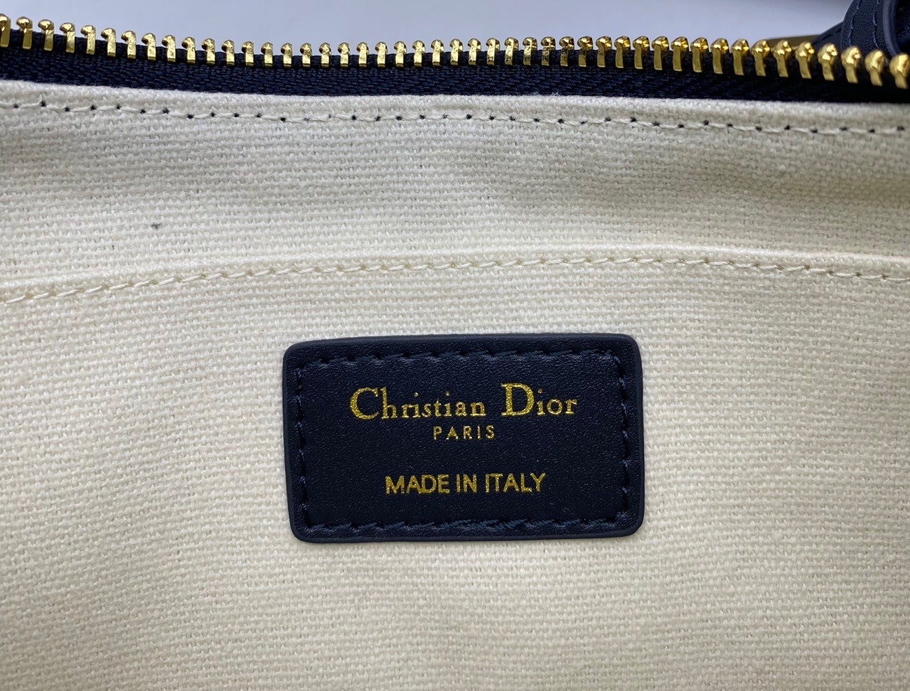 DIOR CD Lounge Bag Blue Oblique Jacquard / Dior pochette คอลใหม่ 2023 กระเป๋าสะพายทรงพอช คล้องแขน หรือสะพายไหล่ได้ ภายในเป็นช่องโล่ง สวยหรู อย่าพลาดกันน้า!!