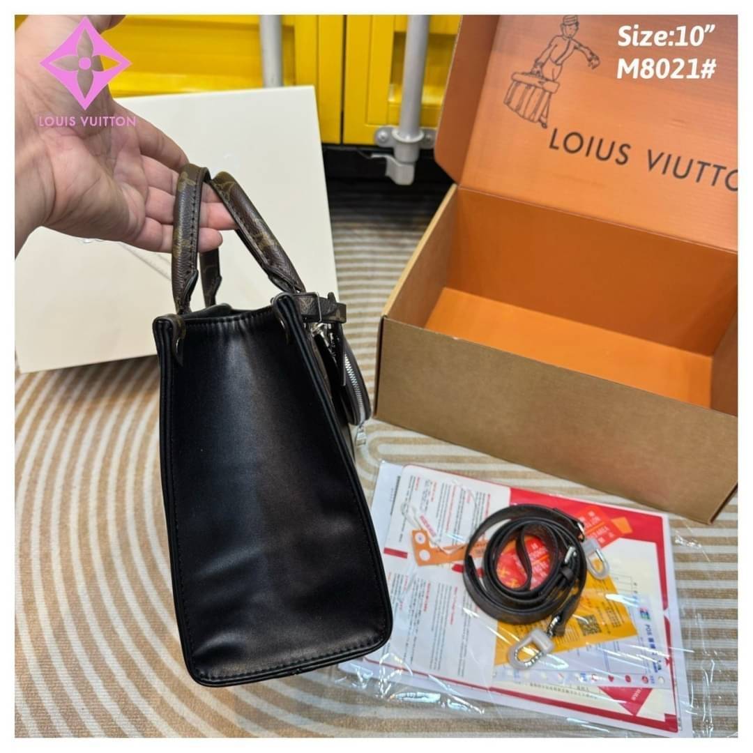 LV Onthego Leather Tote Bag กระเป๋าทรงโท้ทดีไซน์ใหม่ สีดำสุดคลาสสิก พร้อมสายสะพายโซ่ร้อยหนังสีดำเข้าเซ็ทและใบลูกลายโมโนแกรมตัดสีกันได้อย่างลงตัว ตอบโจทย์ได้ทุกลุค ทุกสไตล์