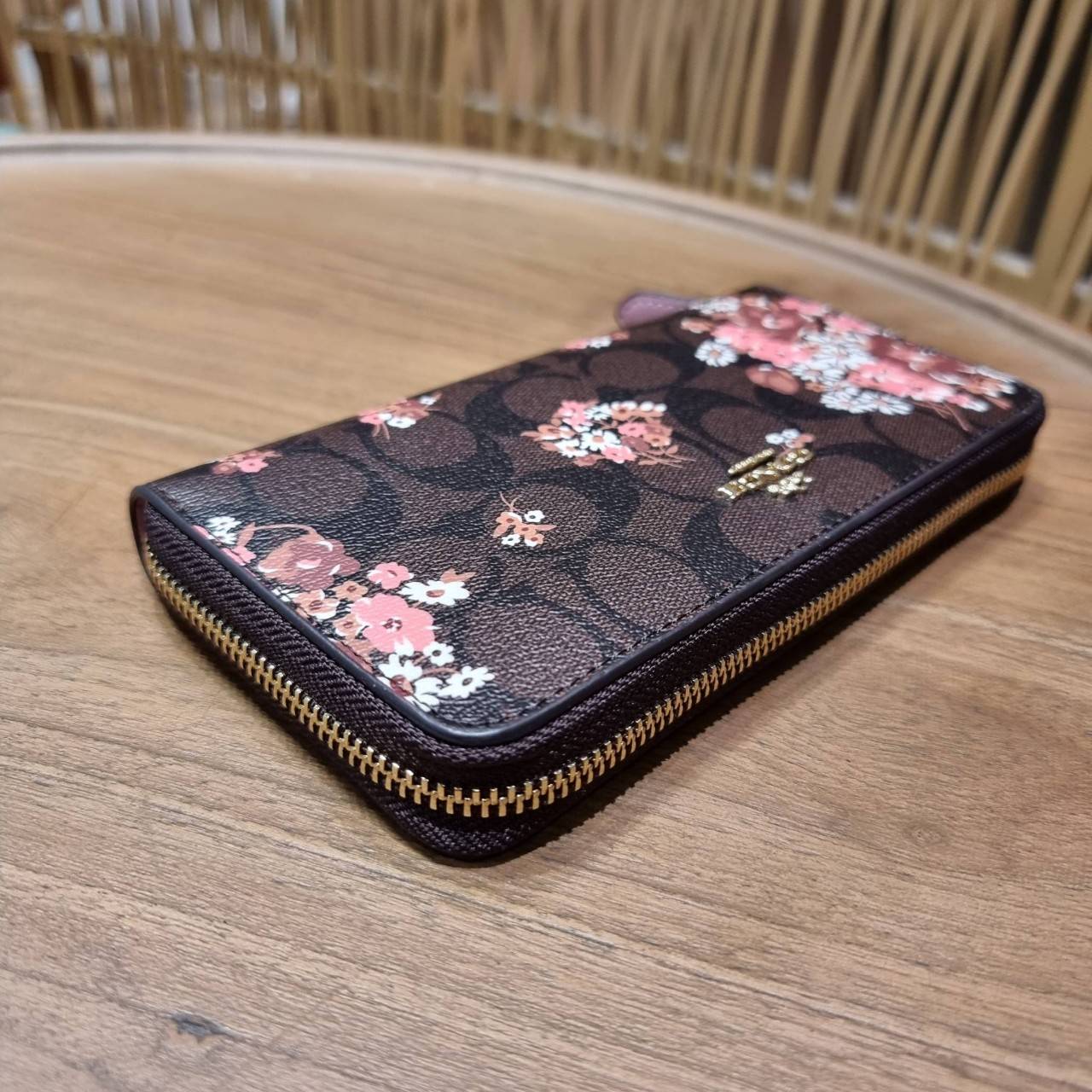 COACH ACCORDION ZIP WALLET IN SIGNATURE CANVAS WITH PRAIRIE ROSE / JUMBO FLORAL / CAMO ROSE FLORAL / MEDLEY BOUQUET PRINT ((F31572/F39189/F26290/F2859)) สวยคลาสสิคไม่มีใครเกิน!! กระเป๋าสตางค์ใบยาว ลวดลายสวย สีสันโดดเด่น วัสดุหนังแคนวาสเคลือบ เปิด-ปิดด้วยซ