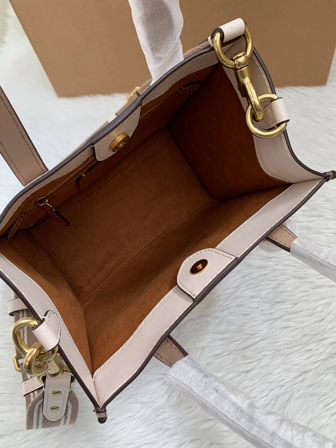 COACH FIELD TOTE 22 WITH HORSE AND CARRIAGE PRINT พร้อมส่งความสวยค่ะ! กระเป๋าทรง Tote หนังแท้อย่างดี นิ่มมือดีมากๆค่ะ ตัวกระเป๋าปริ้นลายรถม้าทั้งใบตัดขอบลายCด้านข้างได้อย่างสวยงามทีเดียว ปากกระเป๋าเปิดปิดแบบกระดุมแม่เหล็ก ภายในกว้างใส่ของจำเป็นได้ครบ มีช่